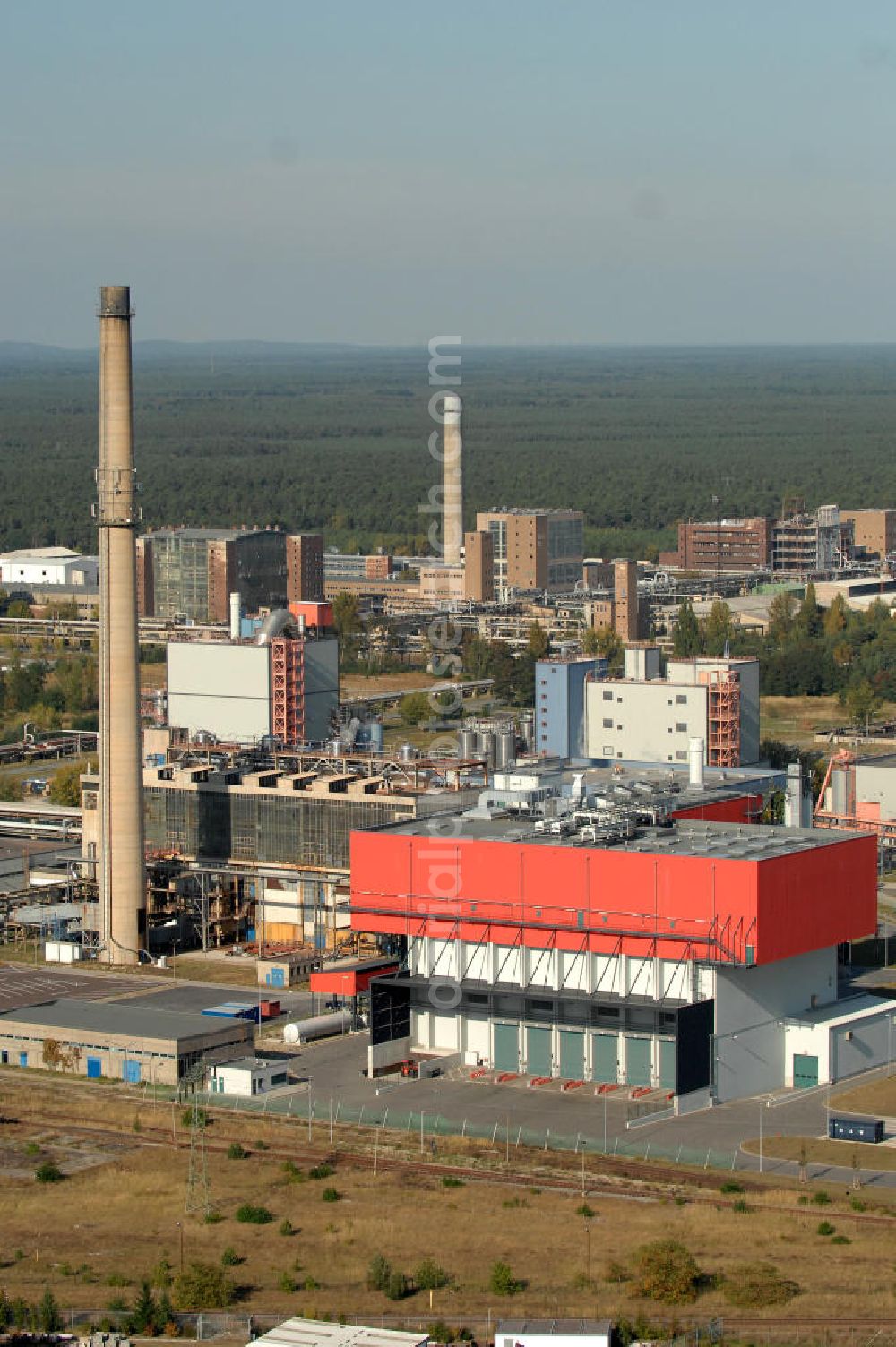 Premnitz from above - Blick auf das Müllheizkraftwerk MHKW / Müllverbrennungsanlage neben dem erdgasbefeuertem Industriekraftwerk mit mehreren Dampf- und Wassernetzen der E.ON Energy from Waste Premnitz GmbH im Indsutriepark Premnitz. Kontakt: Dr. Herbert-Rein-Strasse 1, 14727 Premnitz, Tel. +49(0)3386 2433-70, Fax +49(0)3386 2433-52