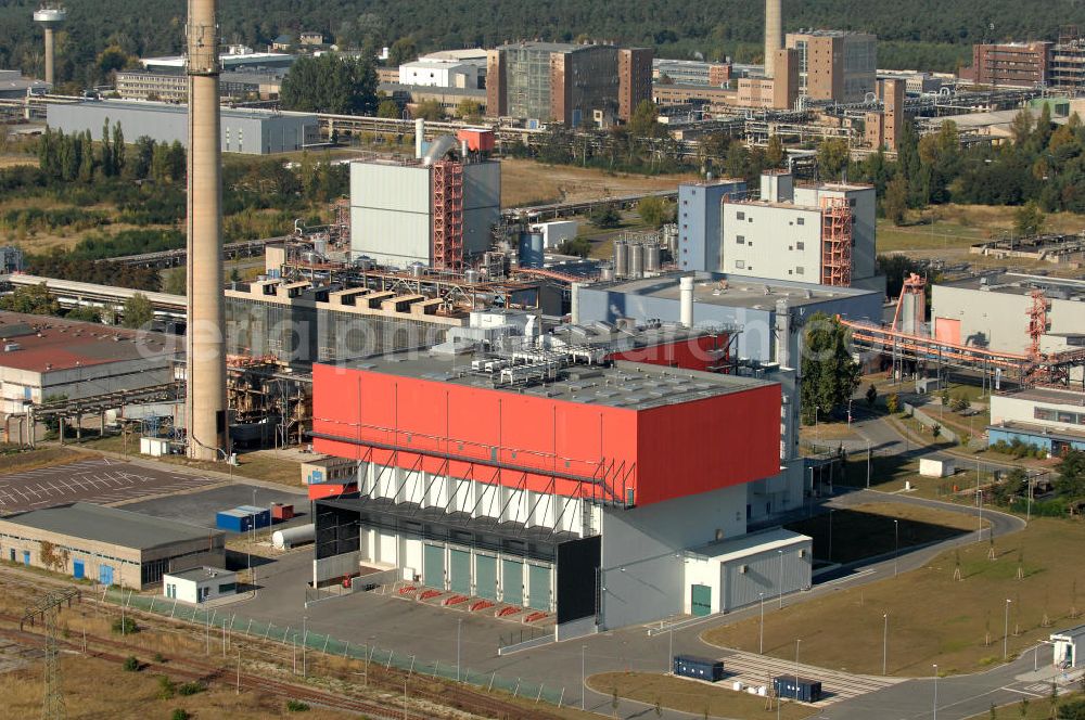 Premnitz from the bird's eye view: Blick auf das Müllheizkraftwerk MHKW / Müllverbrennungsanlage neben dem erdgasbefeuertem Industriekraftwerk mit mehreren Dampf- und Wassernetzen der E.ON Energy from Waste Premnitz GmbH im Indsutriepark Premnitz. Kontakt: Dr. Herbert-Rein-Strasse 1, 14727 Premnitz, Tel. +49(0)3386 2433-70, Fax +49(0)3386 2433-52