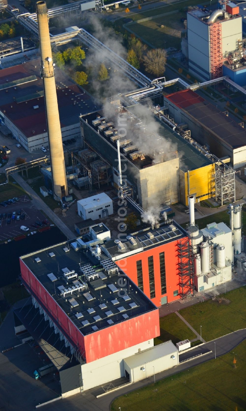 Premnitz from the bird's eye view: Views of the energy plant WTE plant / incinerator next to the industrial power plant with several steam and water distribution networks of the E.ON Energy from Waste Premnitz GmbH in the industrial park Premnitz