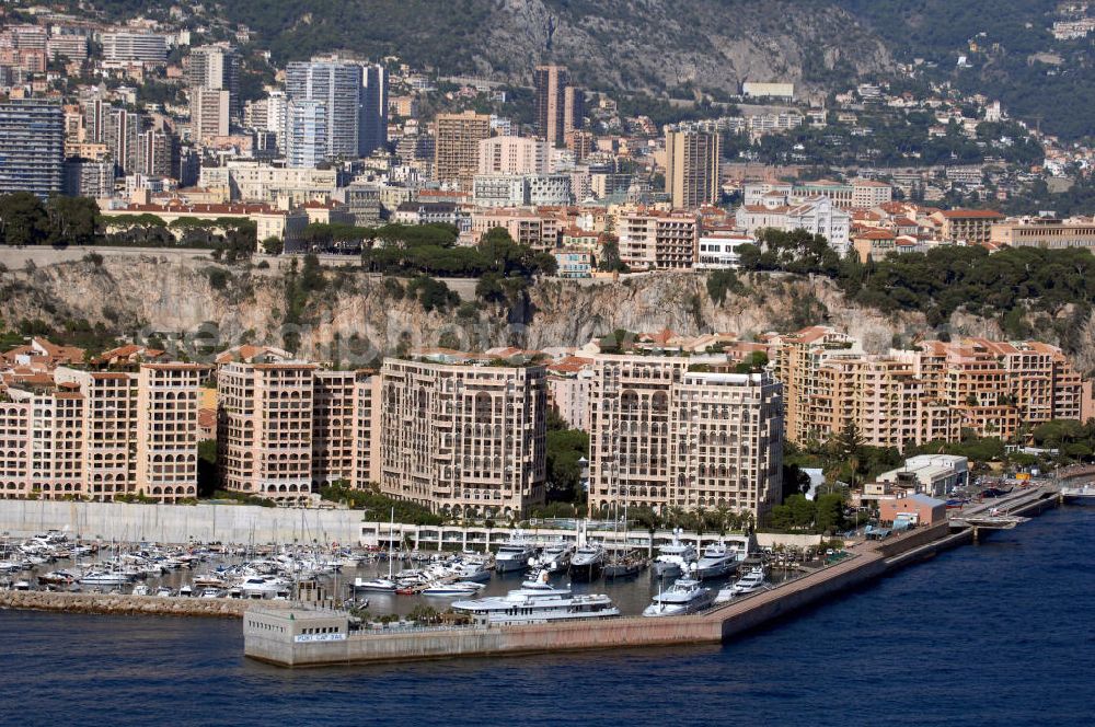 Aerial photograph MONACO - Blick auf den Hafen Avenue du Port mit den Gebäuden SeaSide Plaza und Fontvieille im Stadtteil Fontveille von Monaco. Fontvieille ist ein Stadtbezirk im Fürstentum Monaco an der Cote d' Azur. Er stellt den südlichsten Teil des Stadtstaates dar, der auf einer Fläche von 32,4 ha etwa 3300 Einwohner (dies entspricht einem Zehntel der Bevölkerung des Landes) hat.