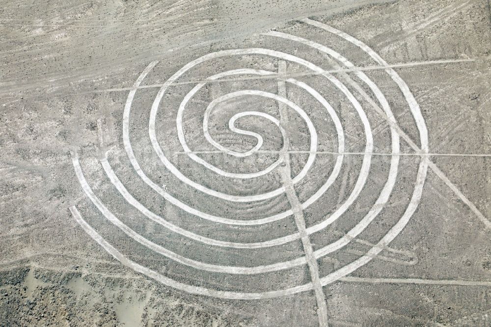 Espiral from the bird's eye view: Geoglyphic earth and soil drawing in the desert in Espiral in Ica, Peru