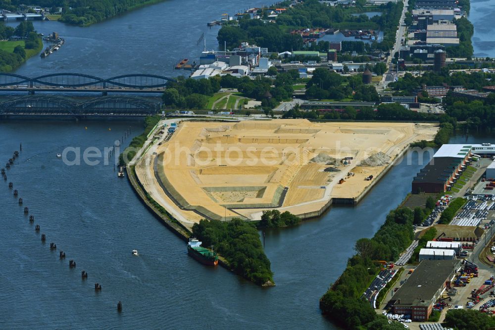 Aerial image Hamburg - Demolition work on the site of the former logistics center ruin Ueberseezentrum on Schuhmacherwerder - Moldauhafen in the district Kleiner Grasbrook in Hamburg, Germany