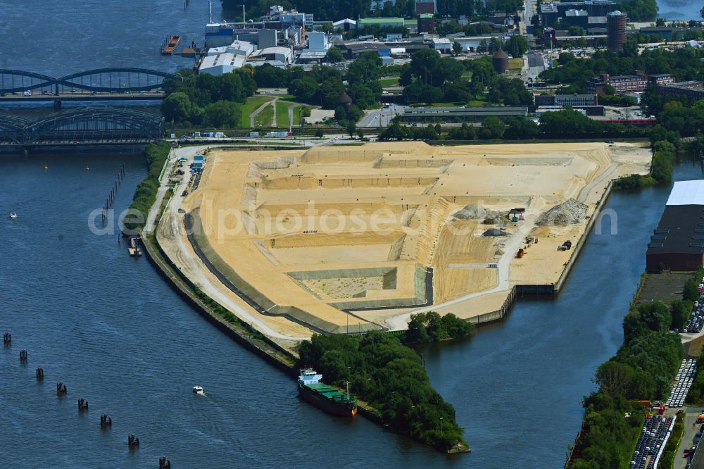 Aerial photograph Hamburg - Demolition work on the site of the former logistics center ruin Ueberseezentrum on Schuhmacherwerder - Moldauhafen in the district Kleiner Grasbrook in Hamburg, Germany