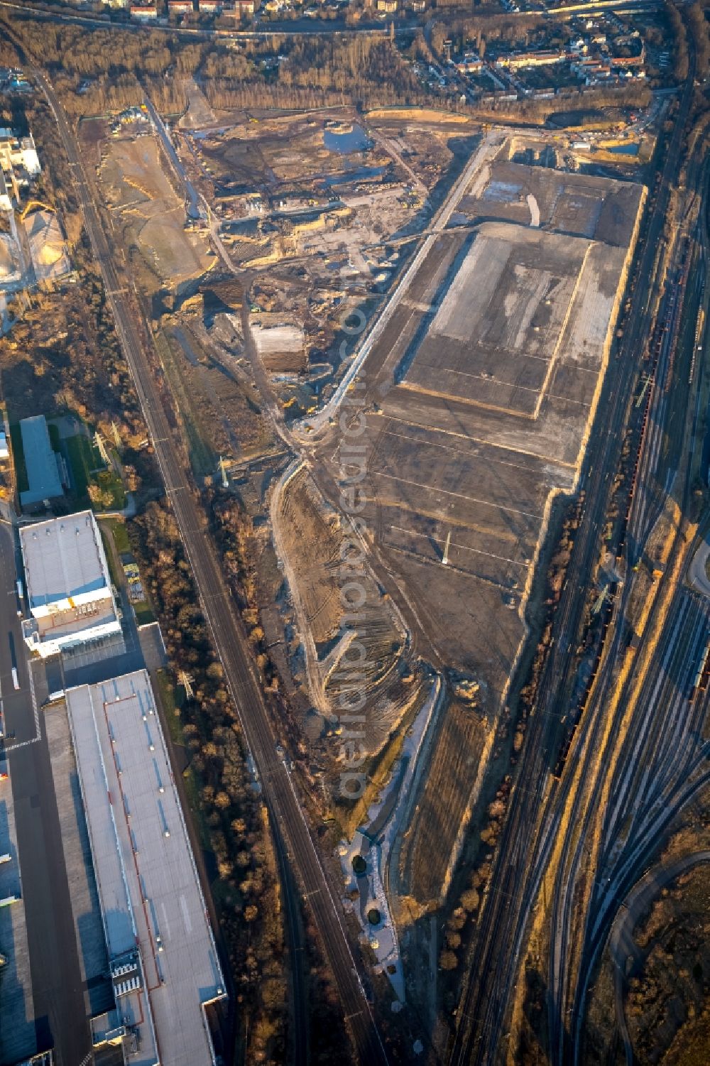 Dortmund from the bird's eye view: Construction site with development works and embankments works auf dem Gelaende des ehemaligen Hoeschgelaendes in Dortmund in the state North Rhine-Westphalia