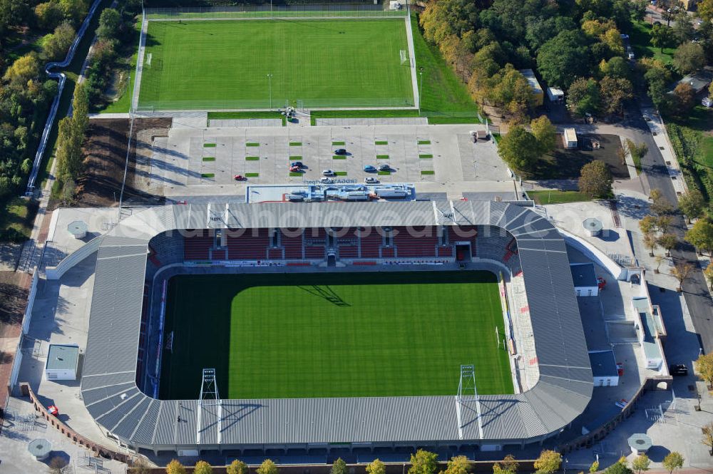 Aerial photograph Halle / Saale - Der Erdgas Sportpark in Halle / Saale ( vorher Kurt-Wabbel- Stadion ) wurde neu saniert. Das neue Stadion ist mit einer Flutlichtanlage ausgestattet und hat außer den Zuschauerplätzen, VIP-Logen und einen Business Bereich. The Erdgas Sportpark in Halle / Saale was refurbished. The new stadium has floodlights, VIP-lodges and a business area.