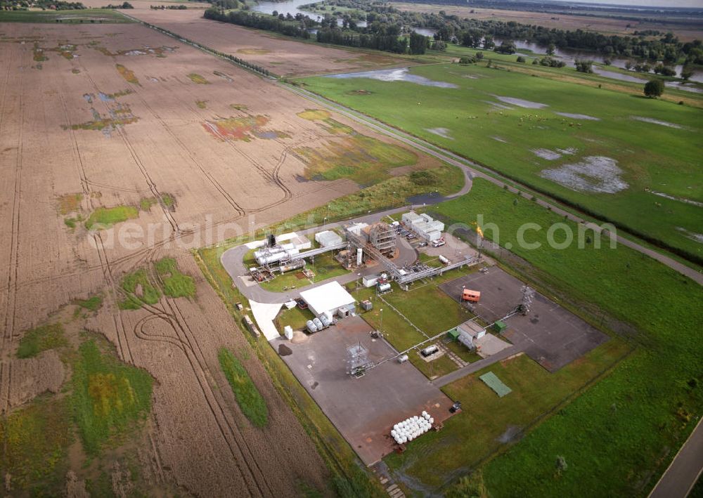 Manschnow from above - Blick auf die Erdöl- und Erdgasförderstätte der GDF Suez AG in Neu Manschnow. Die einzige Erdölförderstätte in Brandenburg fördert täglich rund 60 Tonnen Erdölt und als Nebenprodukt 20.000 Kubikmeter Erdgas. View of the oil and gas production site of the GDF Suez AG in New Manschnow. The only oil production facility in Brandenburg gathers around 60 tonnes a day and as a by-product Erdölt 20,000 cubic meters of natural gas.