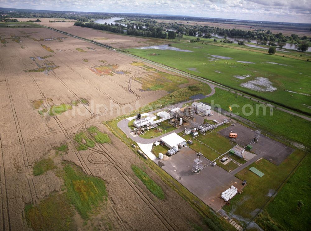 Manschnow from the bird's eye view: Blick auf die Erdöl- und Erdgasförderstätte der GDF Suez AG in Neu Manschnow. Die einzige Erdölförderstätte in Brandenburg fördert täglich rund 60 Tonnen Erdölt und als Nebenprodukt 20.000 Kubikmeter Erdgas. View of the oil and gas production site of the GDF Suez AG in New Manschnow. The only oil production facility in Brandenburg gathers around 60 tonnes a day and as a by-product Erdölt 20,000 cubic meters of natural gas.