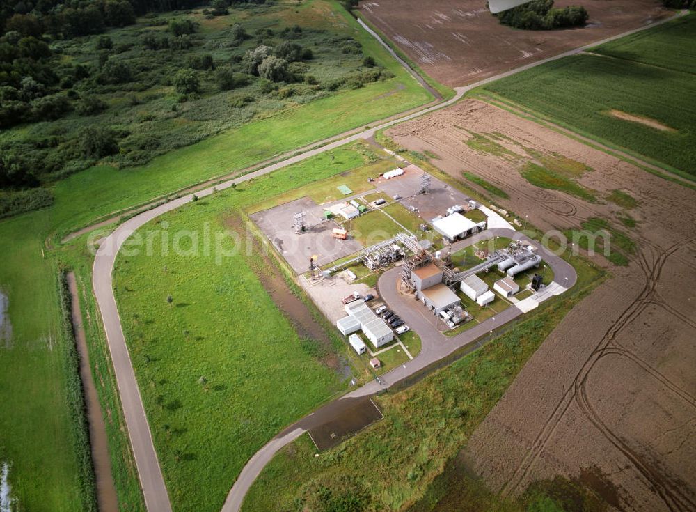 Aerial image Manschnow - Blick auf die Erdöl- und Erdgasförderstätte der GDF Suez AG in Neu Manschnow. Die einzige Erdölförderstätte in Brandenburg fördert täglich rund 60 Tonnen Erdölt und als Nebenprodukt 20.000 Kubikmeter Erdgas. View of the oil and gas production site of the GDF Suez AG in New Manschnow. The only oil production facility in Brandenburg gathers around 60 tonnes a day and as a by-product Erdölt 20,000 cubic meters of natural gas.