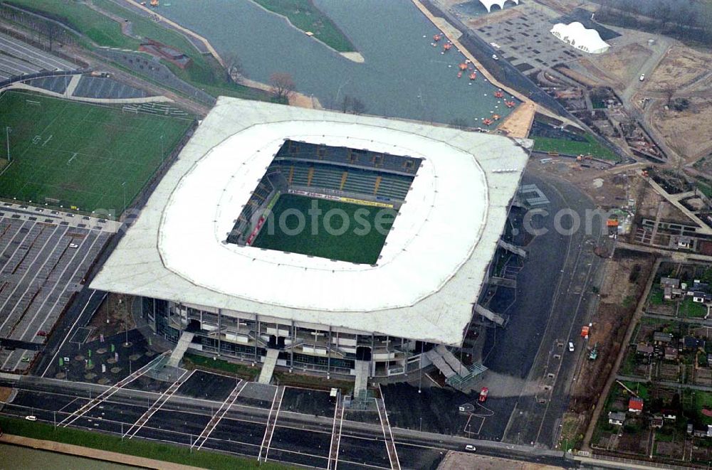 Wolfsburg from the bird's eye view: Blick auf die überdachte Volkswagen Arena (13.12.2002 eröffnet) des Sportvereins VfL Wolfsburg Sportverein VfL Wolfsburg: <