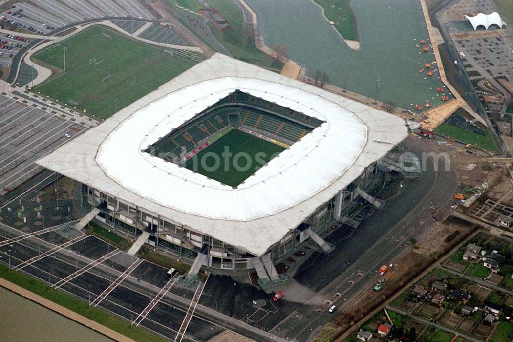 Aerial image Wolfsburg - Blick auf die überdachte Volkswagen Arena (13.12.2002 eröffnet) des Sportvereins VfL Wolfsburg Sportverein VfL Wolfsburg: <