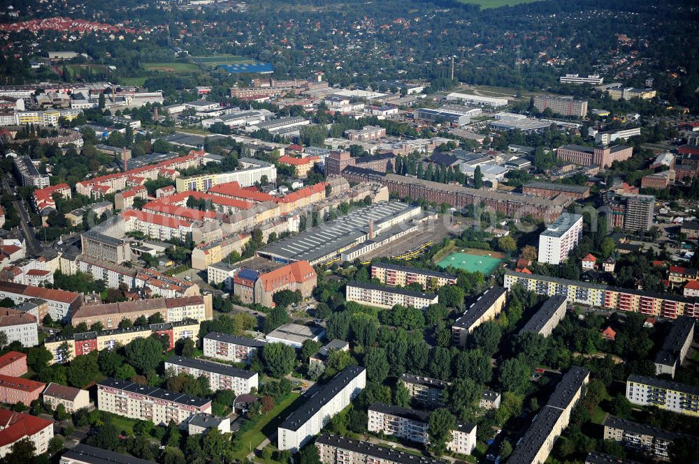 Berlin Weißensee from the bird's eye view: Das 1912 eröffnete Straßenbahndepot / Betriebshof Weißensee an der Bernkasteler Straße und das umliegende Wohngebiet. Tram depot Weissensee and surrounding housing area.