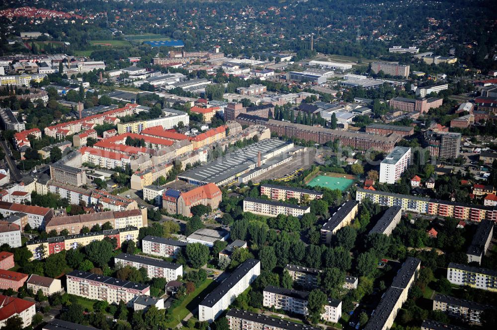 Aerial image Berlin Weißensee - Das 1912 eröffnete Straßenbahndepot / Betriebshof Weißensee an der Bernkasteler Straße und das umliegende Wohngebiet. Tram depot Weissensee and surrounding housing area.