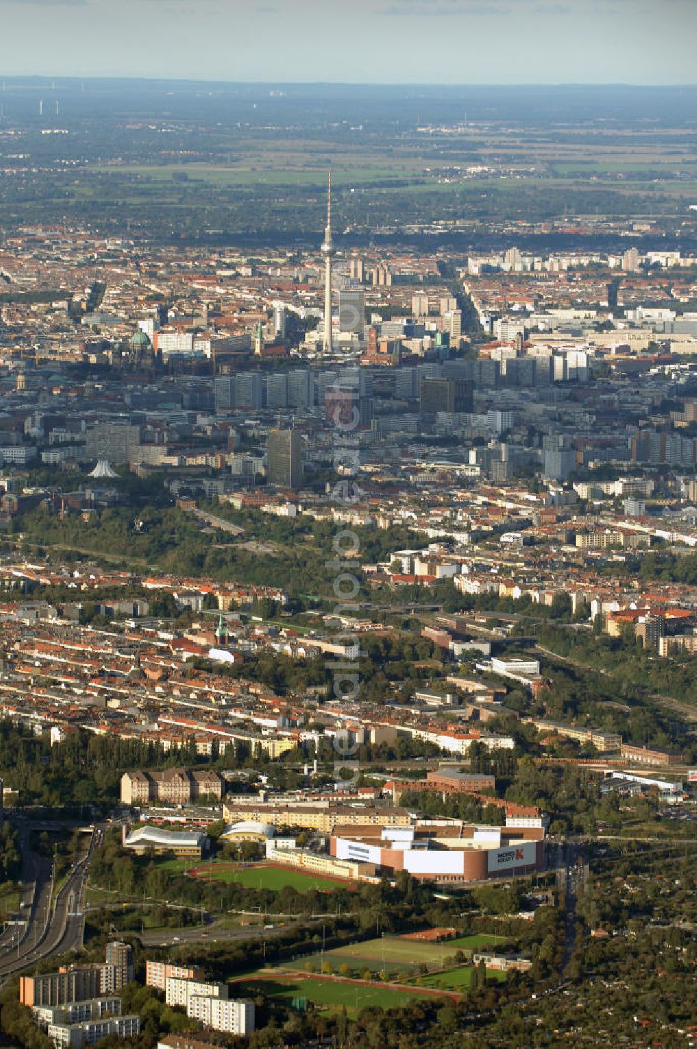 Berlin from above - Eröffnung des bisher größten Berliner Möbelhauses der Firma KRAFT / Möbel Höffner am Sachsendamm in Schöneberg. 40 000 Quadratmeter Verkaufsfläche auf vier Etagen, 20 000 Quadratmeter Lager und 500 neue Arbeitsplätze wird es dann vor Ort geben. Ausführende Baufirma ist die Klebl GmbH,Gößweinstraße 2,92318 Neumarkt,Tel.: (0 91 81) 9 00-0 frank.michaela@klebl.de,E-Mail: klebl@klebl.de