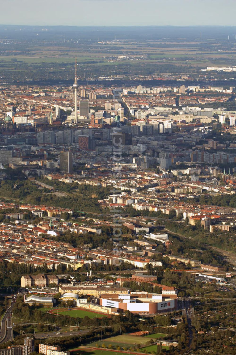 Berlin from the bird's eye view: Eröffnung des bisher größten Berliner Möbelhauses der Firma KRAFT / Möbel Höffner am Sachsendamm in Schöneberg. 40 000 Quadratmeter Verkaufsfläche auf vier Etagen, 20 000 Quadratmeter Lager und 500 neue Arbeitsplätze wird es dann vor Ort geben. Ausführende Baufirma ist die Klebl GmbH,Gößweinstraße 2,92318 Neumarkt,Tel.: (0 91 81) 9 00-0 frank.michaela@klebl.de,E-Mail: klebl@klebl.de