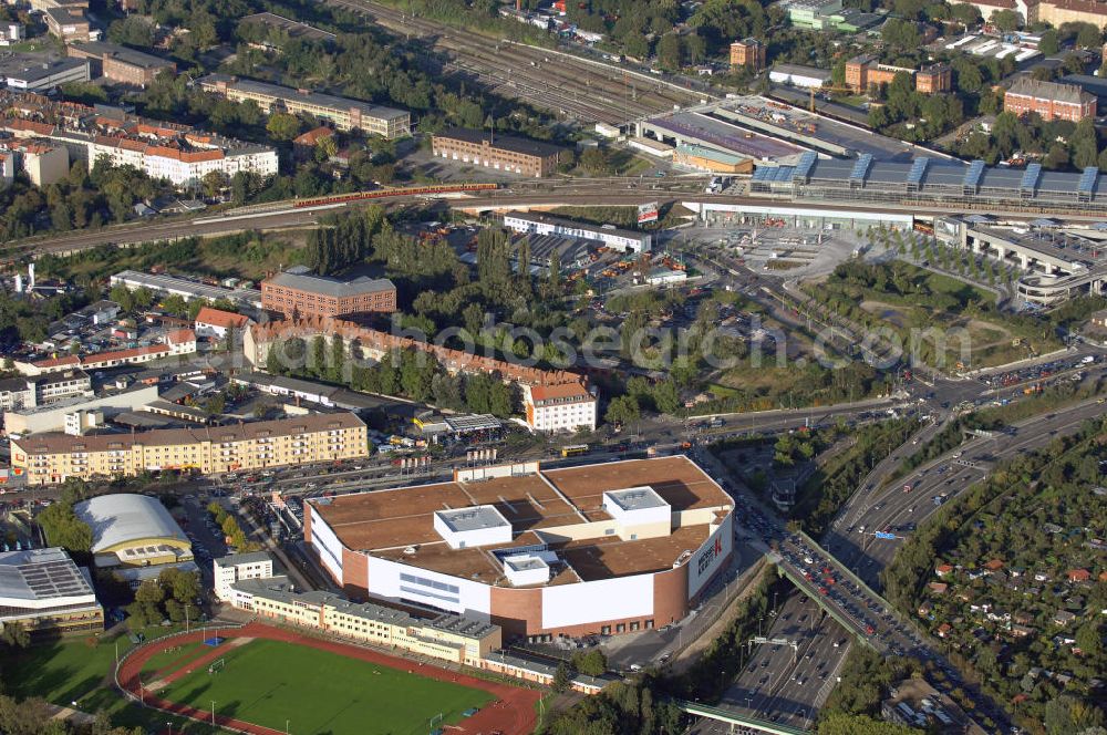 Aerial photograph Berlin - Eröffnung des bisher größten Berliner Möbelhauses der Firma KRAFT / Möbel Höffner am Sachsendamm in Schöneberg. 40 000 Quadratmeter Verkaufsfläche auf vier Etagen, 20 000 Quadratmeter Lager und 500 neue Arbeitsplätze wird es dann vor Ort geben. Ausführende Baufirma ist die Klebl GmbH,Gößweinstraße 2,92318 Neumarkt,Tel.: (0 91 81) 9 00-0 frank.michaela@klebl.de,E-Mail: klebl@klebl.de