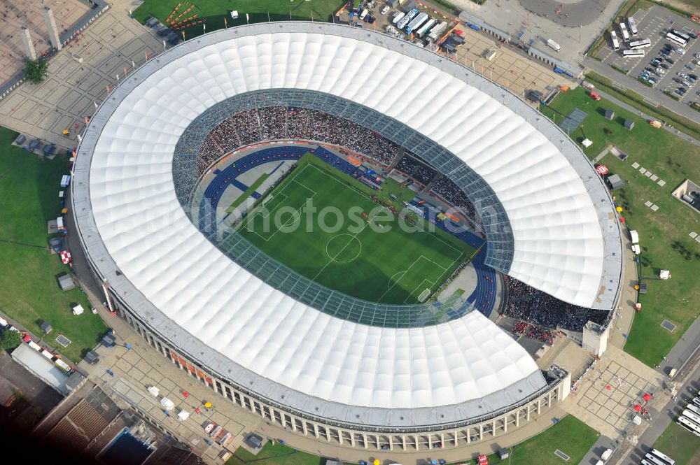 Berlin from above - Blick auf das Eröffnungsspiel der Fußball-Weltmeisterschaft der Frauen 2011 im Berliner Olympiastadion. Die deutsche Nationalmannschaft der Frauen trifft auf die Mannschaft Kanadas, Die 6. Fußball-Weltmeisterschaft der Frauen (offiziell: FIFA Women’s World Cup Germany 2011 / „ FIFA Frauen-Weltmeisterschaft Deutschland 2011 “) wird vom 26. Juni bis 17. Juli 2011 im Land des Titelverteidigers Deutschland ausgetragen. Opening match of the FIFA Women's World Cup 2011 in Berlin's Olympic Stadium.