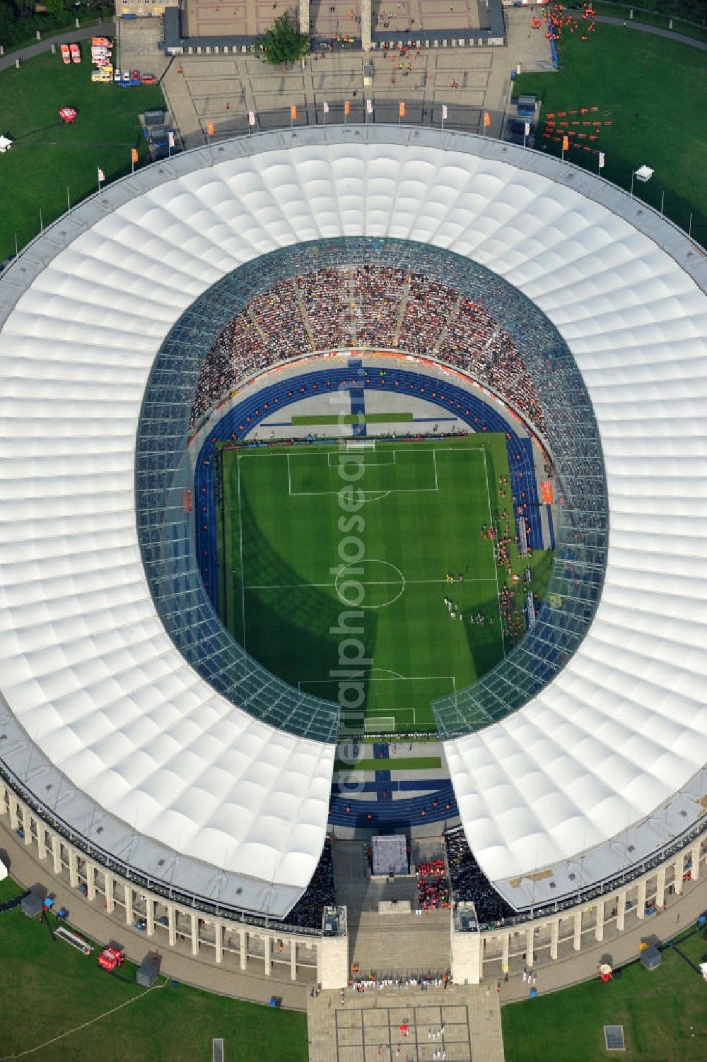 Berlin from the bird's eye view: Blick auf das Eröffnungsspiel der Fußball-Weltmeisterschaft der Frauen 2011 im Berliner Olympiastadion. Die deutsche Nationalmannschaft der Frauen trifft auf die Mannschaft Kanadas, Die 6. Fußball-Weltmeisterschaft der Frauen (offiziell: FIFA Women’s World Cup Germany 2011 / „ FIFA Frauen-Weltmeisterschaft Deutschland 2011 “) wird vom 26. Juni bis 17. Juli 2011 im Land des Titelverteidigers Deutschland ausgetragen. Opening match of the FIFA Women's World Cup 2011 in Berlin's Olympic Stadium.