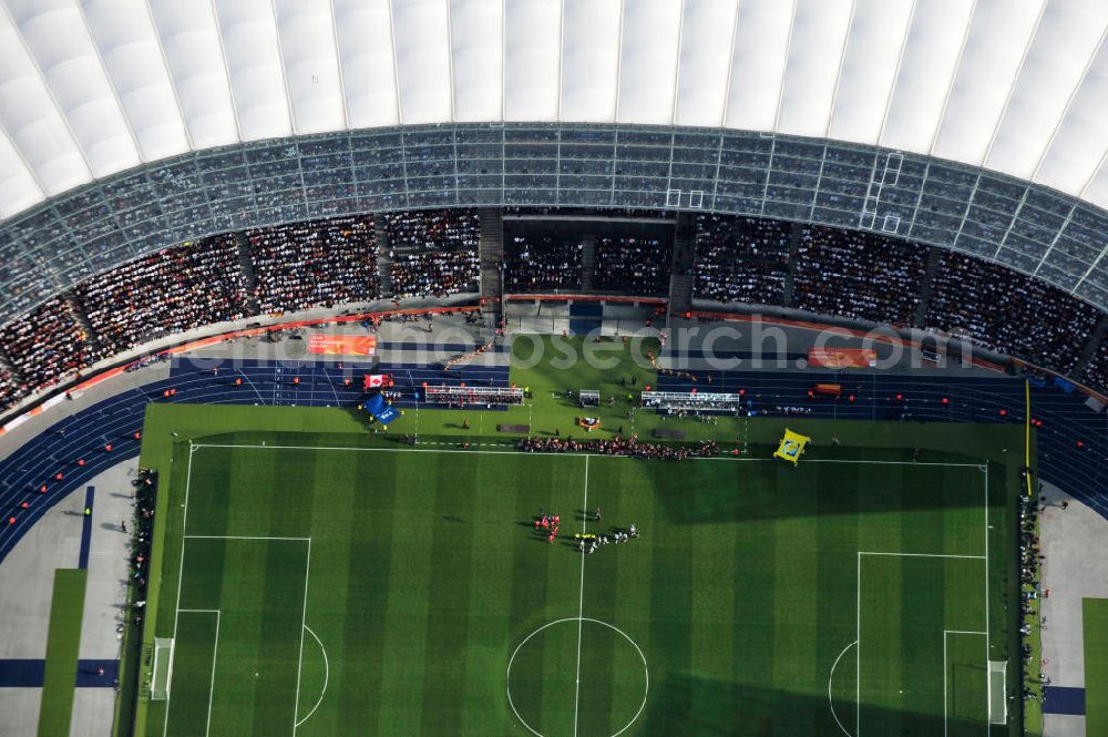 Berlin from above - Blick auf das Eröffnungsspiel der Fußball-Weltmeisterschaft der Frauen 2011 im Berliner Olympiastadion. Die deutsche Nationalmannschaft der Frauen trifft auf die Mannschaft Kanadas, Die 6. Fußball-Weltmeisterschaft der Frauen (offiziell: FIFA Women’s World Cup Germany 2011 / „ FIFA Frauen-Weltmeisterschaft Deutschland 2011 “) wird vom 26. Juni bis 17. Juli 2011 im Land des Titelverteidigers Deutschland ausgetragen. Opening match of the FIFA Women's World Cup 2011 in Berlin's Olympic Stadium.