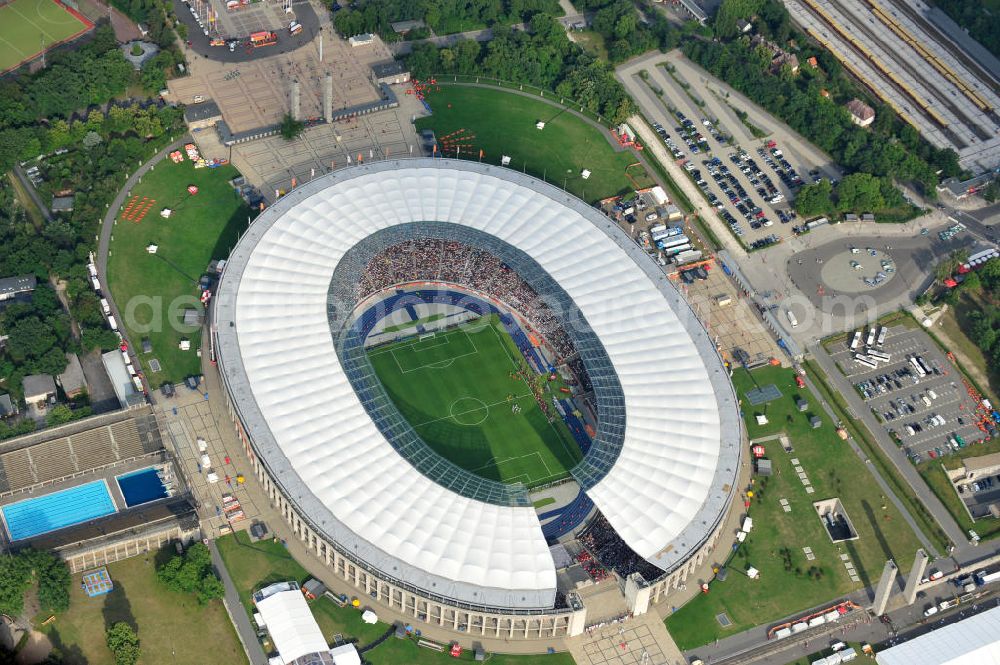 Berlin from the bird's eye view: Blick auf das Eröffnungsspiel der Fußball-Weltmeisterschaft der Frauen 2011 im Berliner Olympiastadion. Die deutsche Nationalmannschaft der Frauen trifft auf die Mannschaft Kanadas, Die 6. Fußball-Weltmeisterschaft der Frauen (offiziell: FIFA Women’s World Cup Germany 2011 / „ FIFA Frauen-Weltmeisterschaft Deutschland 2011 “) wird vom 26. Juni bis 17. Juli 2011 im Land des Titelverteidigers Deutschland ausgetragen. Opening match of the FIFA Women's World Cup 2011 in Berlin's Olympic Stadium.