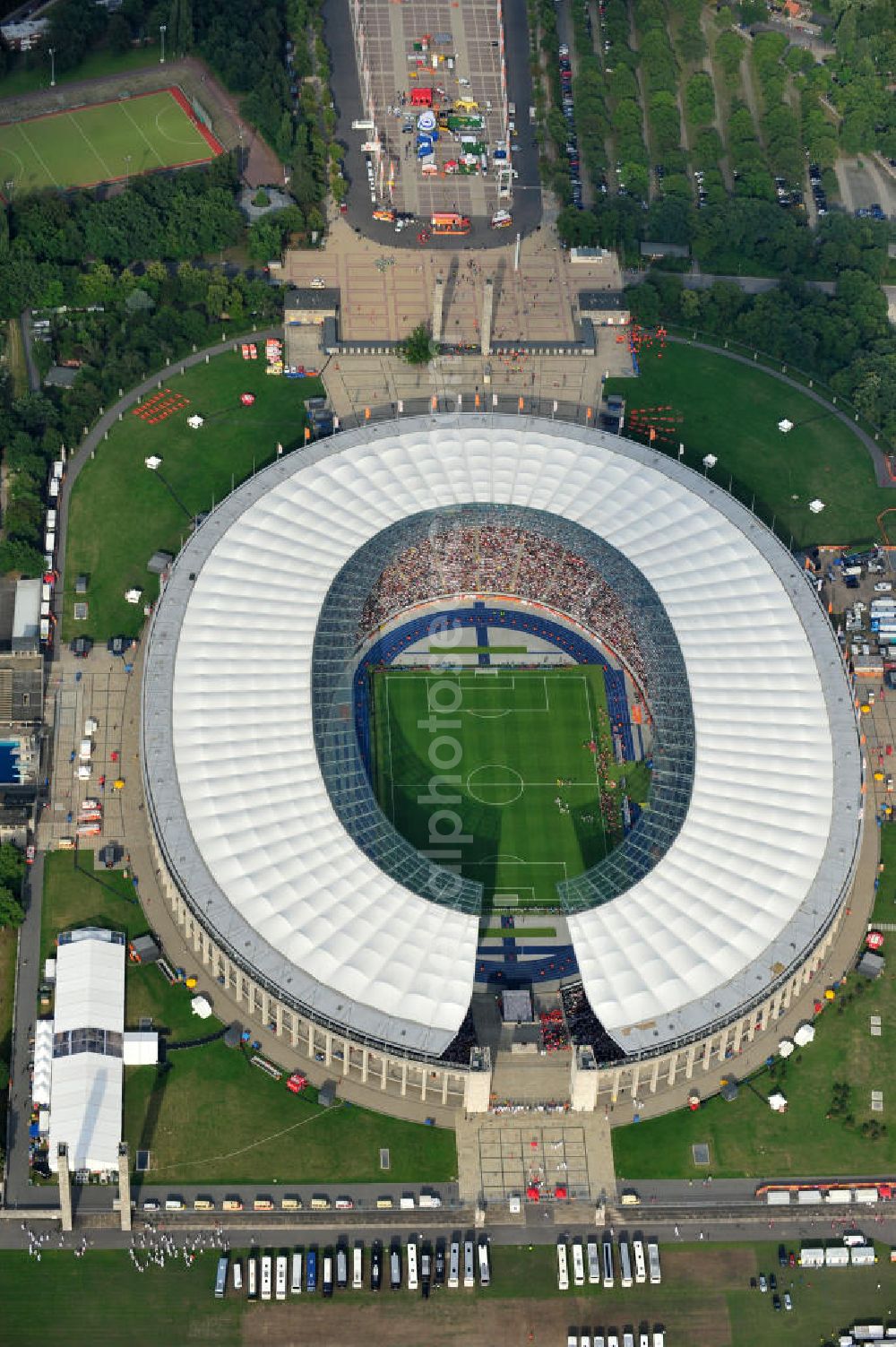 Aerial photograph Berlin - Blick auf das Eröffnungsspiel der Fußball-Weltmeisterschaft der Frauen 2011 im Berliner Olympiastadion. Die deutsche Nationalmannschaft der Frauen trifft auf die Mannschaft Kanadas, Die 6. Fußball-Weltmeisterschaft der Frauen (offiziell: FIFA Women’s World Cup Germany 2011 / „ FIFA Frauen-Weltmeisterschaft Deutschland 2011 “) wird vom 26. Juni bis 17. Juli 2011 im Land des Titelverteidigers Deutschland ausgetragen. Opening match of the FIFA Women's World Cup 2011 in Berlin's Olympic Stadium.