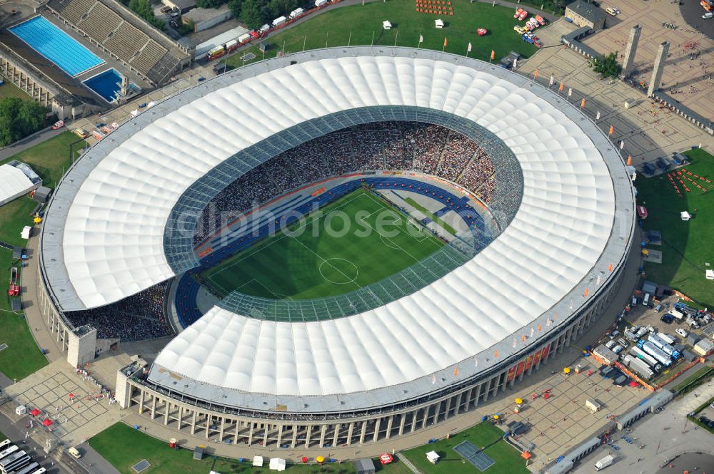 Berlin from above - Blick auf das Eröffnungsspiel der Fußball-Weltmeisterschaft der Frauen 2011 im Berliner Olympiastadion. Die deutsche Nationalmannschaft der Frauen trifft auf die Mannschaft Kanadas, Die 6. Fußball-Weltmeisterschaft der Frauen (offiziell: FIFA Women’s World Cup Germany 2011 / „ FIFA Frauen-Weltmeisterschaft Deutschland 2011 “) wird vom 26. Juni bis 17. Juli 2011 im Land des Titelverteidigers Deutschland ausgetragen. Opening match of the FIFA Women's World Cup 2011 in Berlin's Olympic Stadium.