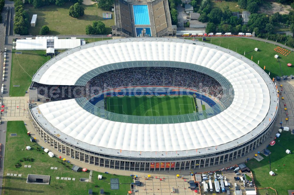 Berlin from the bird's eye view: Blick auf das Eröffnungsspiel der Fußball-Weltmeisterschaft der Frauen 2011 im Berliner Olympiastadion. Die deutsche Nationalmannschaft der Frauen trifft auf die Mannschaft Kanadas, Die 6. Fußball-Weltmeisterschaft der Frauen (offiziell: FIFA Women’s World Cup Germany 2011 / „ FIFA Frauen-Weltmeisterschaft Deutschland 2011 “) wird vom 26. Juni bis 17. Juli 2011 im Land des Titelverteidigers Deutschland ausgetragen. Opening match of the FIFA Women's World Cup 2011 in Berlin's Olympic Stadium.