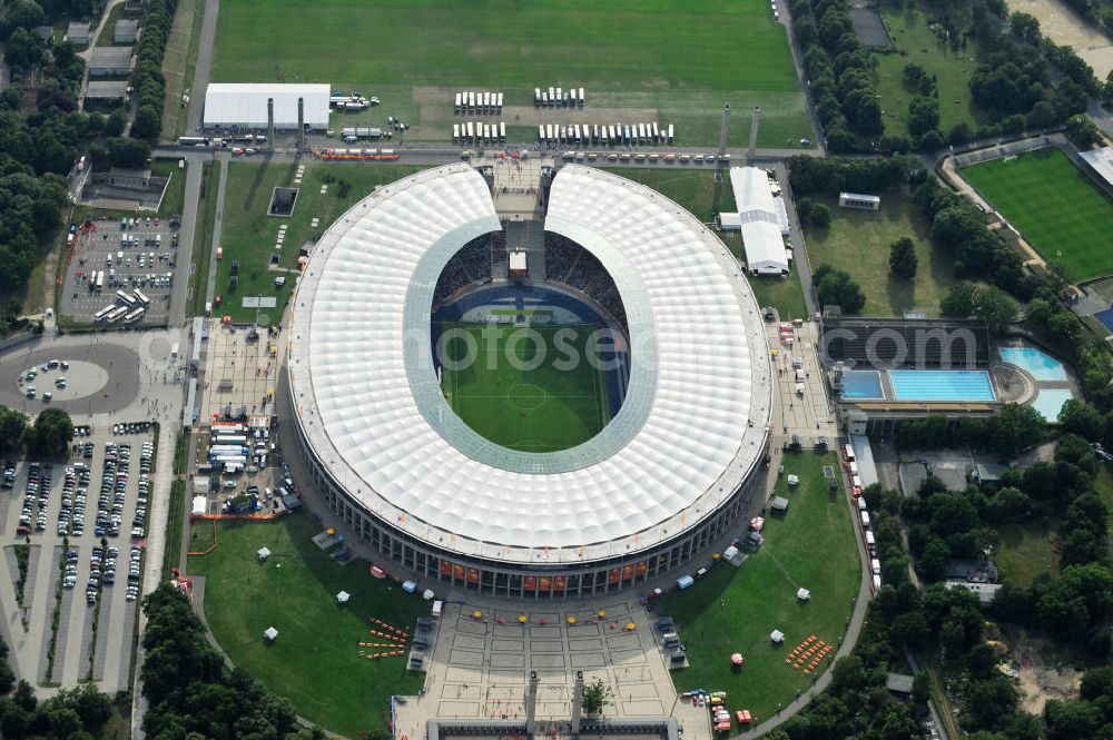 Berlin from above - Blick auf das Eröffnungsspiel der Fußball-Weltmeisterschaft der Frauen 2011 im Berliner Olympiastadion. Die deutsche Nationalmannschaft der Frauen trifft auf die Mannschaft Kanadas, Die 6. Fußball-Weltmeisterschaft der Frauen (offiziell: FIFA Women’s World Cup Germany 2011 / „ FIFA Frauen-Weltmeisterschaft Deutschland 2011 “) wird vom 26. Juni bis 17. Juli 2011 im Land des Titelverteidigers Deutschland ausgetragen. Opening match of the FIFA Women's World Cup 2011 in Berlin's Olympic Stadium.