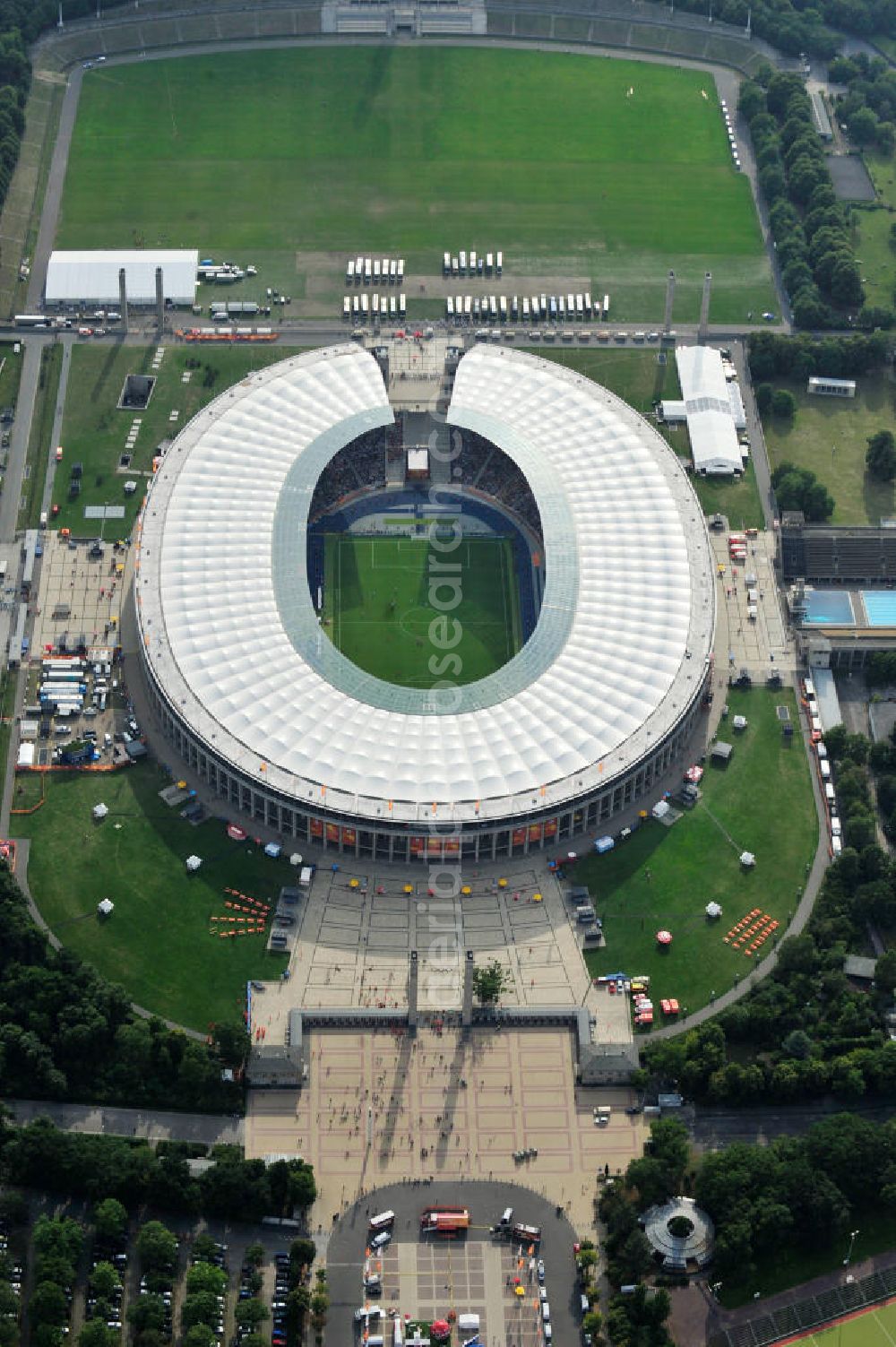 Berlin from the bird's eye view: Blick auf das Eröffnungsspiel der Fußball-Weltmeisterschaft der Frauen 2011 im Berliner Olympiastadion. Die deutsche Nationalmannschaft der Frauen trifft auf die Mannschaft Kanadas, Die 6. Fußball-Weltmeisterschaft der Frauen (offiziell: FIFA Women’s World Cup Germany 2011 / „ FIFA Frauen-Weltmeisterschaft Deutschland 2011 “) wird vom 26. Juni bis 17. Juli 2011 im Land des Titelverteidigers Deutschland ausgetragen. Opening match of the FIFA Women's World Cup 2011 in Berlin's Olympic Stadium.