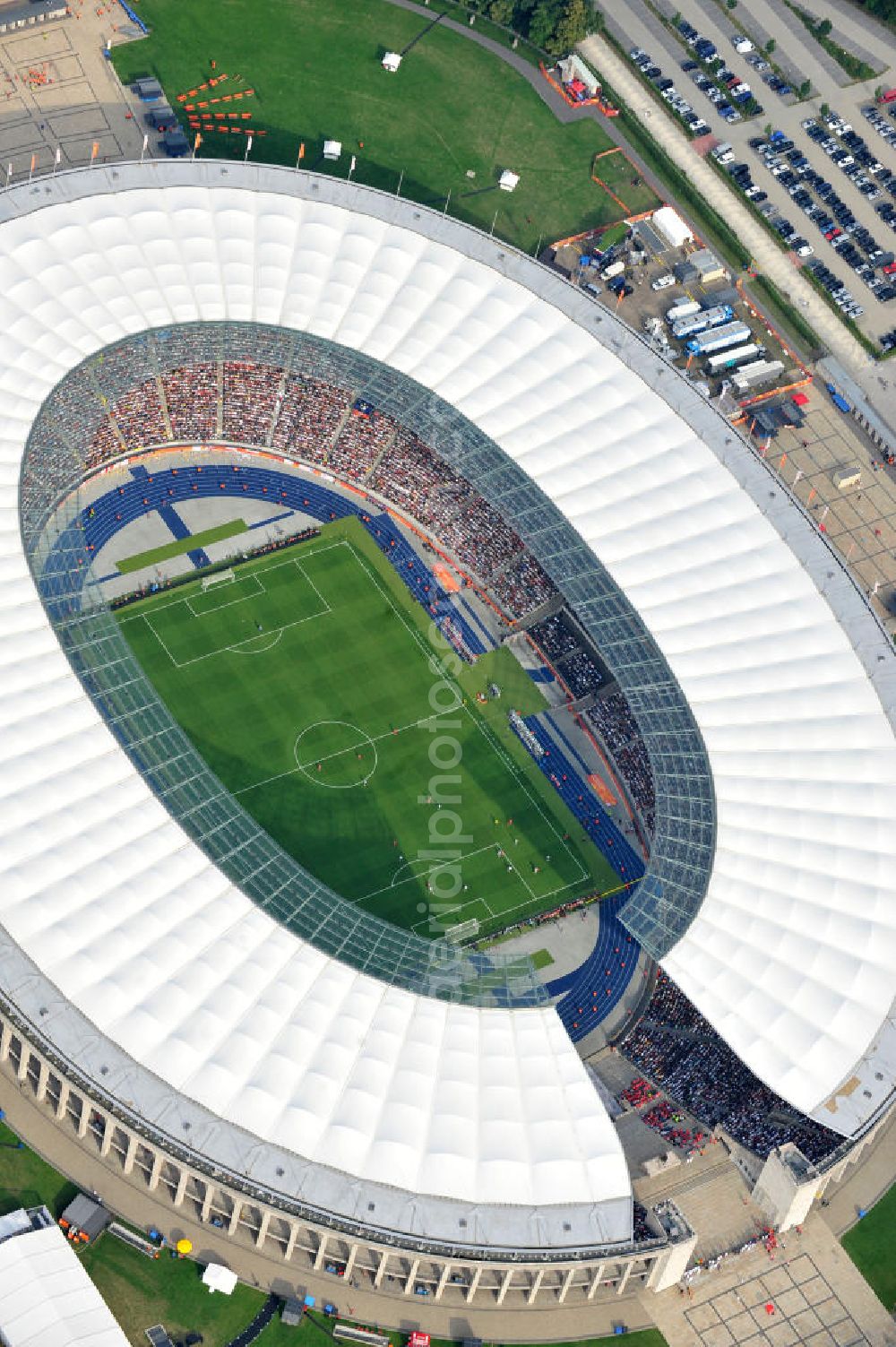 Aerial photograph Berlin - Blick auf das Eröffnungsspiel der Fußball-Weltmeisterschaft der Frauen 2011 im Berliner Olympiastadion. Die deutsche Nationalmannschaft der Frauen trifft auf die Mannschaft Kanadas, Die 6. Fußball-Weltmeisterschaft der Frauen (offiziell: FIFA Women’s World Cup Germany 2011 / „ FIFA Frauen-Weltmeisterschaft Deutschland 2011 “) wird vom 26. Juni bis 17. Juli 2011 im Land des Titelverteidigers Deutschland ausgetragen. Opening match of the FIFA Women's World Cup 2011 in Berlin's Olympic Stadium.