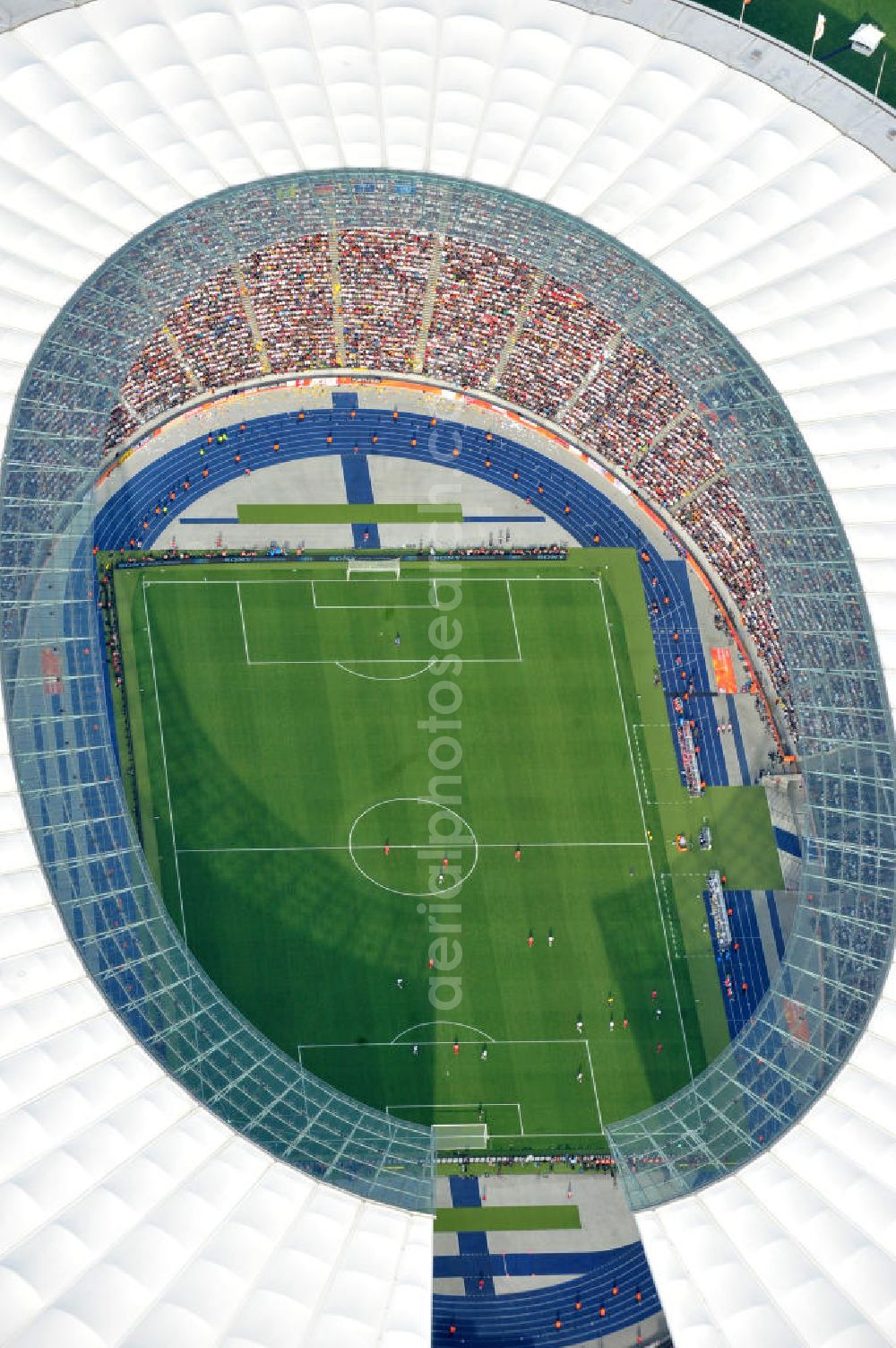 Berlin from above - Blick auf das Eröffnungsspiel der Fußball-Weltmeisterschaft der Frauen 2011 im Berliner Olympiastadion. Die deutsche Nationalmannschaft der Frauen trifft auf die Mannschaft Kanadas, Die 6. Fußball-Weltmeisterschaft der Frauen (offiziell: FIFA Women’s World Cup Germany 2011 / „ FIFA Frauen-Weltmeisterschaft Deutschland 2011 “) wird vom 26. Juni bis 17. Juli 2011 im Land des Titelverteidigers Deutschland ausgetragen. Opening match of the FIFA Women's World Cup 2011 in Berlin's Olympic Stadium.