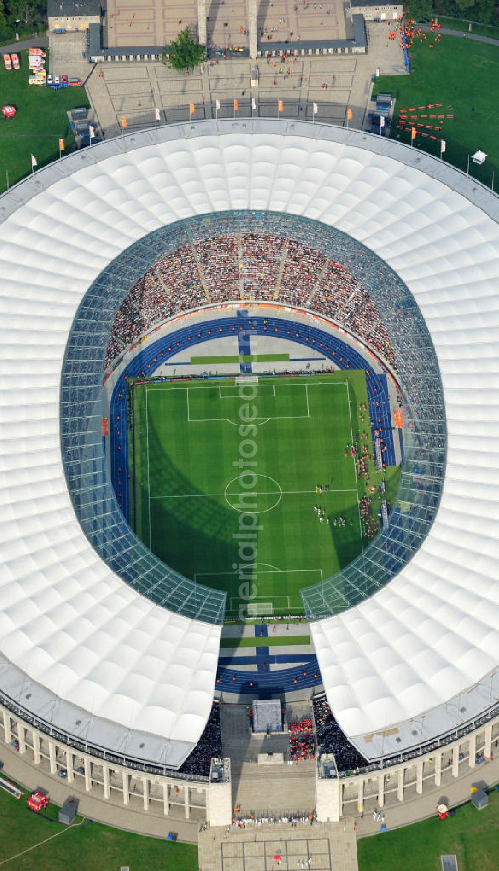 Aerial image Berlin - Blick auf das Eröffnungsspiel der Fußball-Weltmeisterschaft der Frauen 2011 im Berliner Olympiastadion. Die deutsche Nationalmannschaft der Frauen trifft auf die Mannschaft Kanadas, Die 6. Fußball-Weltmeisterschaft der Frauen (offiziell: FIFA Women’s World Cup Germany 2011 / „ FIFA Frauen-Weltmeisterschaft Deutschland 2011 “) wird vom 26. Juni bis 17. Juli 2011 im Land des Titelverteidigers Deutschland ausgetragen. Opening match of the FIFA Women's World Cup 2011 in Berlin's Olympic Stadium.