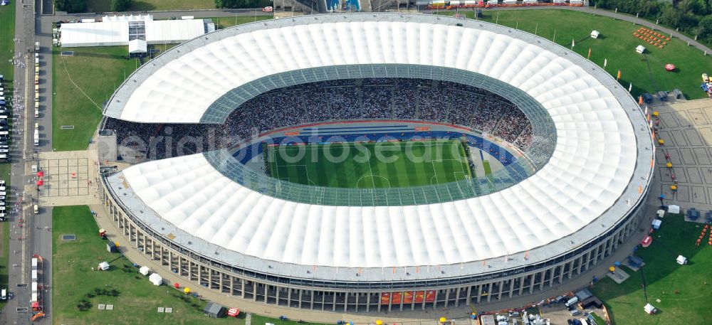 Berlin from above - Blick auf das Eröffnungsspiel der Fußball-Weltmeisterschaft der Frauen 2011 im Berliner Olympiastadion. Die deutsche Nationalmannschaft der Frauen trifft auf die Mannschaft Kanadas, Die 6. Fußball-Weltmeisterschaft der Frauen (offiziell: FIFA Women’s World Cup Germany 2011 / „ FIFA Frauen-Weltmeisterschaft Deutschland 2011 “) wird vom 26. Juni bis 17. Juli 2011 im Land des Titelverteidigers Deutschland ausgetragen. Opening match of the FIFA Women's World Cup 2011 in Berlin's Olympic Stadium.