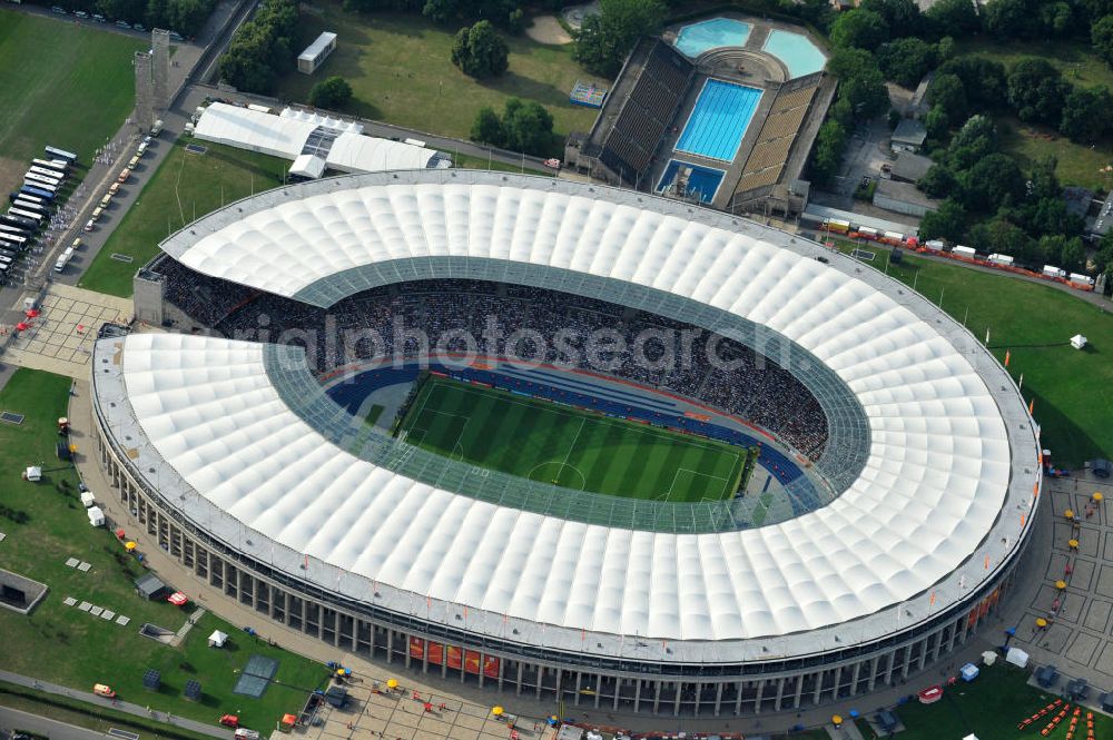 Berlin from the bird's eye view: Blick auf das Eröffnungsspiel der Fußball-Weltmeisterschaft der Frauen 2011 im Berliner Olympiastadion. Die deutsche Nationalmannschaft der Frauen trifft auf die Mannschaft Kanadas, Die 6. Fußball-Weltmeisterschaft der Frauen (offiziell: FIFA Women’s World Cup Germany 2011 / „ FIFA Frauen-Weltmeisterschaft Deutschland 2011 “) wird vom 26. Juni bis 17. Juli 2011 im Land des Titelverteidigers Deutschland ausgetragen. Opening match of the FIFA Women's World Cup 2011 in Berlin's Olympic Stadium.