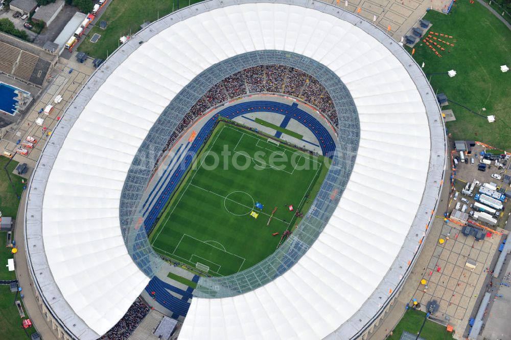 Berlin from the bird's eye view: Blick auf das Eröffnungsspiel der Fußball-Weltmeisterschaft der Frauen 2011 im Berliner Olympiastadion. Die deutsche Nationalmannschaft der Frauen trifft auf die Mannschaft Kanadas, Die 6. Fußball-Weltmeisterschaft der Frauen (offiziell: FIFA Women’s World Cup Germany 2011 / „ FIFA Frauen-Weltmeisterschaft Deutschland 2011 “) wird vom 26. Juni bis 17. Juli 2011 im Land des Titelverteidigers Deutschland ausgetragen. Opening match of the FIFA Women's World Cup 2011 in Berlin's Olympic Stadium.