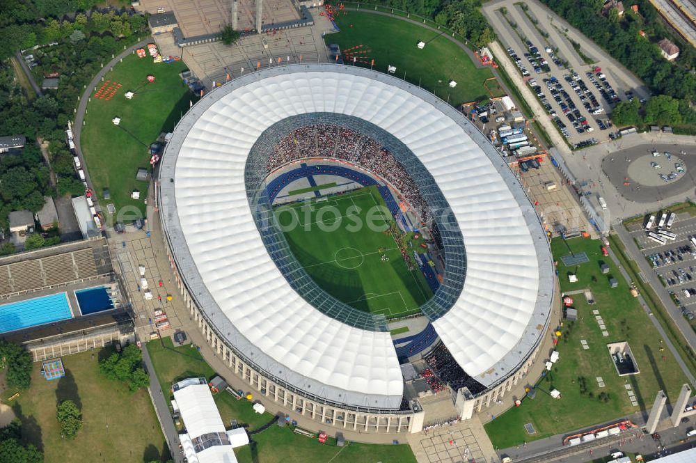 Aerial photograph Berlin - Blick auf das Eröffnungsspiel der Fußball-Weltmeisterschaft der Frauen 2011 im Berliner Olympiastadion. Die deutsche Nationalmannschaft der Frauen trifft auf die Mannschaft Kanadas, Die 6. Fußball-Weltmeisterschaft der Frauen (offiziell: FIFA Women’s World Cup Germany 2011 / „ FIFA Frauen-Weltmeisterschaft Deutschland 2011 “) wird vom 26. Juni bis 17. Juli 2011 im Land des Titelverteidigers Deutschland ausgetragen. Opening match of the FIFA Women's World Cup 2011 in Berlin's Olympic Stadium.