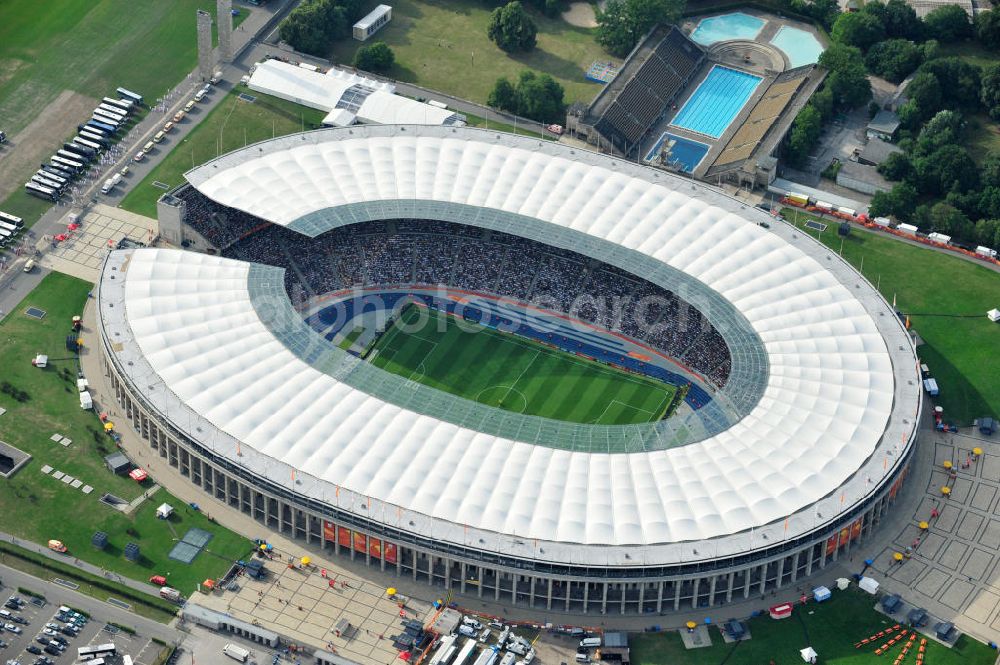 Berlin from above - Blick auf das Eröffnungsspiel der Fußball-Weltmeisterschaft der Frauen 2011 im Berliner Olympiastadion. Die deutsche Nationalmannschaft der Frauen trifft auf die Mannschaft Kanadas, Die 6. Fußball-Weltmeisterschaft der Frauen (offiziell: FIFA Women’s World Cup Germany 2011 / „ FIFA Frauen-Weltmeisterschaft Deutschland 2011 “) wird vom 26. Juni bis 17. Juli 2011 im Land des Titelverteidigers Deutschland ausgetragen. Opening match of the FIFA Women's World Cup 2011 in Berlin's Olympic Stadium.