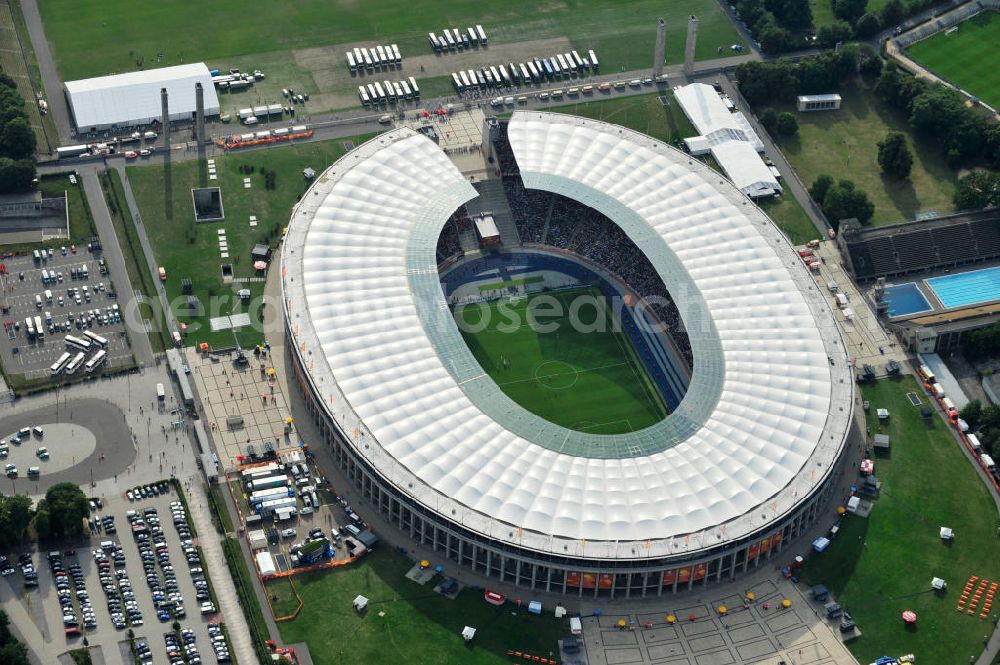 Berlin from the bird's eye view: Blick auf das Eröffnungsspiel der Fußball-Weltmeisterschaft der Frauen 2011 im Berliner Olympiastadion. Die deutsche Nationalmannschaft der Frauen trifft auf die Mannschaft Kanadas, Die 6. Fußball-Weltmeisterschaft der Frauen (offiziell: FIFA Women’s World Cup Germany 2011 / „ FIFA Frauen-Weltmeisterschaft Deutschland 2011 “) wird vom 26. Juni bis 17. Juli 2011 im Land des Titelverteidigers Deutschland ausgetragen. Opening match of the FIFA Women's World Cup 2011 in Berlin's Olympic Stadium.