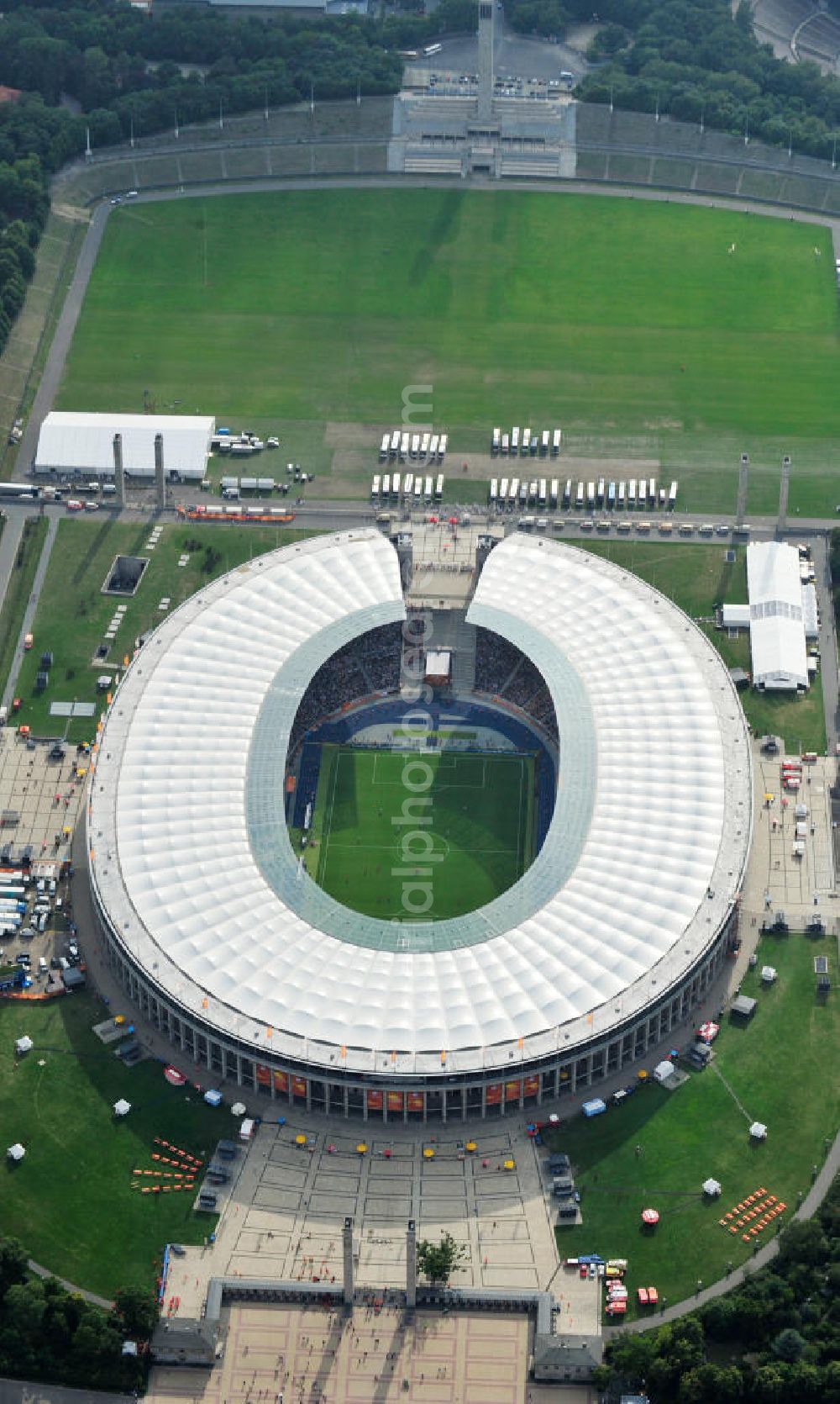 Aerial image Berlin - Blick auf das Eröffnungsspiel der Fußball-Weltmeisterschaft der Frauen 2011 im Berliner Olympiastadion. Die deutsche Nationalmannschaft der Frauen trifft auf die Mannschaft Kanadas, Die 6. Fußball-Weltmeisterschaft der Frauen (offiziell: FIFA Women’s World Cup Germany 2011 / „ FIFA Frauen-Weltmeisterschaft Deutschland 2011 “) wird vom 26. Juni bis 17. Juli 2011 im Land des Titelverteidigers Deutschland ausgetragen. Opening match of the FIFA Women's World Cup 2011 in Berlin's Olympic Stadium.