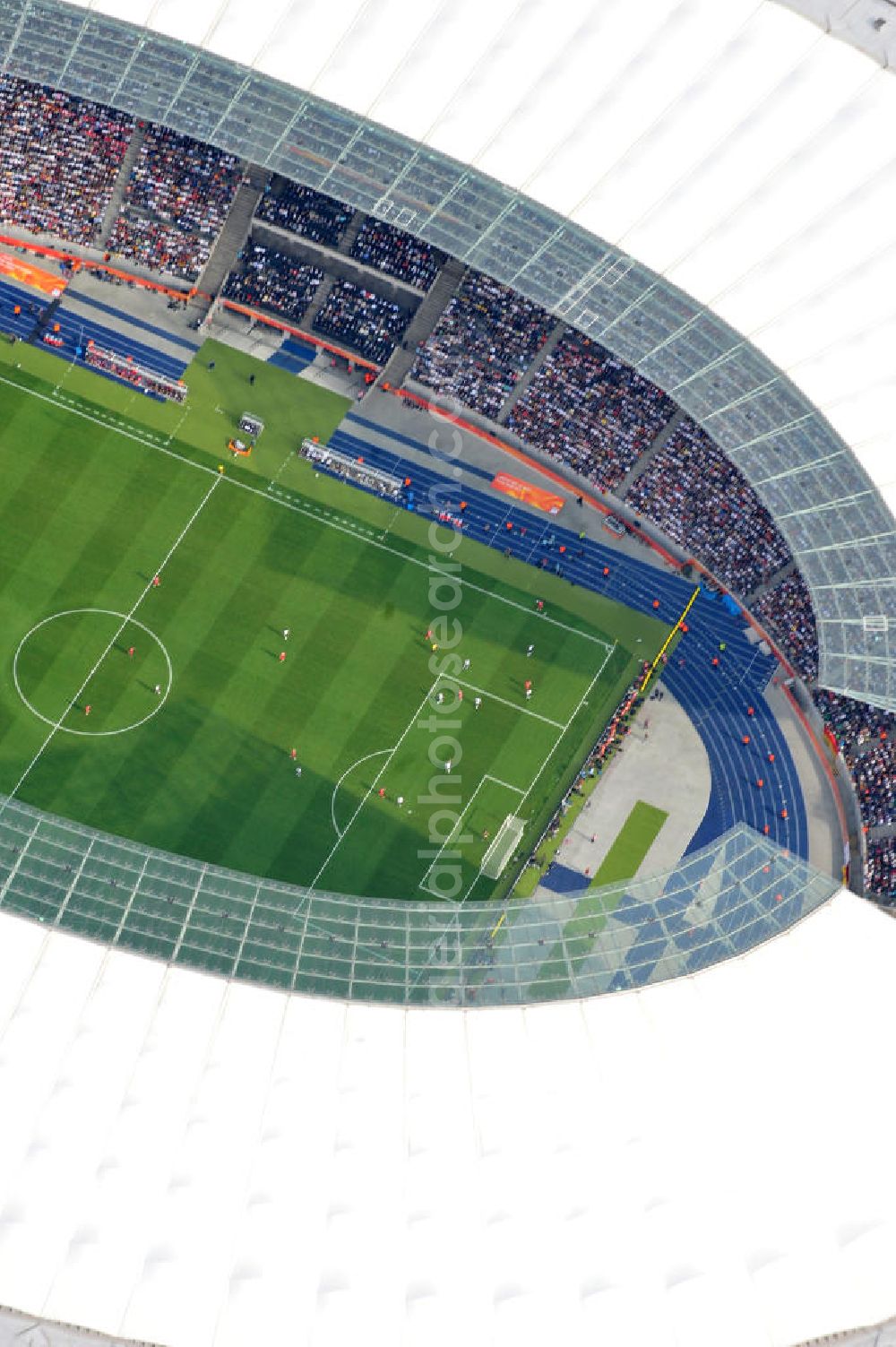 Berlin from above - Blick auf das Eröffnungsspiel der Fußball-Weltmeisterschaft der Frauen 2011 im Berliner Olympiastadion. Die deutsche Nationalmannschaft der Frauen trifft auf die Mannschaft Kanadas, Die 6. Fußball-Weltmeisterschaft der Frauen (offiziell: FIFA Women’s World Cup Germany 2011 / „ FIFA Frauen-Weltmeisterschaft Deutschland 2011 “) wird vom 26. Juni bis 17. Juli 2011 im Land des Titelverteidigers Deutschland ausgetragen. Opening match of the FIFA Women's World Cup 2011 in Berlin's Olympic Stadium.