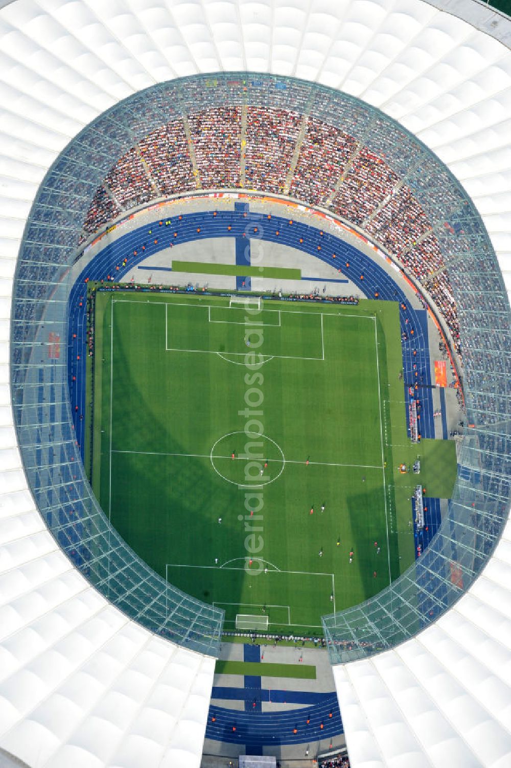 Berlin from the bird's eye view: Blick auf das Eröffnungsspiel der Fußball-Weltmeisterschaft der Frauen 2011 im Berliner Olympiastadion. Die deutsche Nationalmannschaft der Frauen trifft auf die Mannschaft Kanadas, Die 6. Fußball-Weltmeisterschaft der Frauen (offiziell: FIFA Women’s World Cup Germany 2011 / „ FIFA Frauen-Weltmeisterschaft Deutschland 2011 “) wird vom 26. Juni bis 17. Juli 2011 im Land des Titelverteidigers Deutschland ausgetragen. Opening match of the FIFA Women's World Cup 2011 in Berlin's Olympic Stadium.