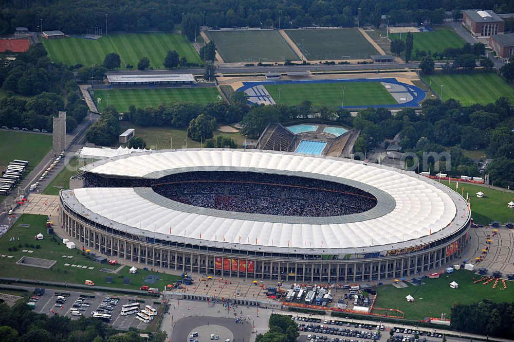 Berlin from above - Blick auf das Eröffnungsspiel der Fußball-Weltmeisterschaft der Frauen 2011 im Berliner Olympiastadion. Die deutsche Nationalmannschaft der Frauen trifft auf die Mannschaft Kanadas, Die 6. Fußball-Weltmeisterschaft der Frauen (offiziell: FIFA Women’s World Cup Germany 2011 / „ FIFA Frauen-Weltmeisterschaft Deutschland 2011 “) wird vom 26. Juni bis 17. Juli 2011 im Land des Titelverteidigers Deutschland ausgetragen. Opening match of the FIFA Women's World Cup 2011 in Berlin's Olympic Stadium.