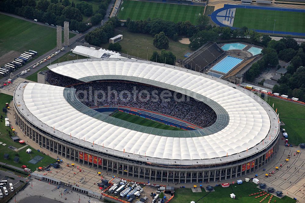 Berlin from the bird's eye view: Blick auf das Eröffnungsspiel der Fußball-Weltmeisterschaft der Frauen 2011 im Berliner Olympiastadion. Die deutsche Nationalmannschaft der Frauen trifft auf die Mannschaft Kanadas, Die 6. Fußball-Weltmeisterschaft der Frauen (offiziell: FIFA Women’s World Cup Germany 2011 / „ FIFA Frauen-Weltmeisterschaft Deutschland 2011 “) wird vom 26. Juni bis 17. Juli 2011 im Land des Titelverteidigers Deutschland ausgetragen. Opening match of the FIFA Women's World Cup 2011 in Berlin's Olympic Stadium.