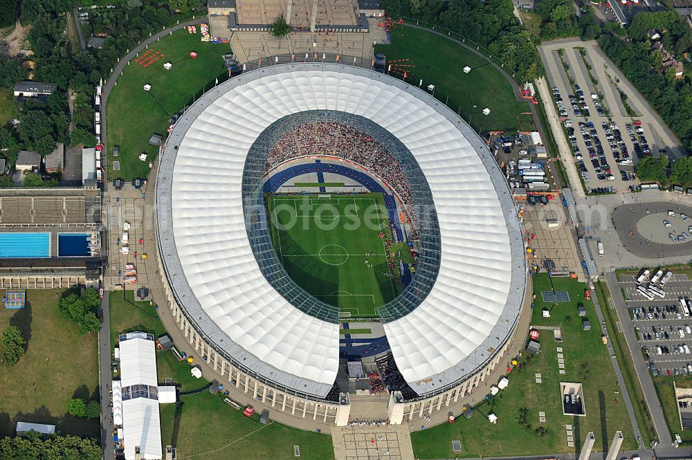 Berlin from above - Blick auf das Eröffnungsspiel der Fußball-Weltmeisterschaft der Frauen 2011 im Berliner Olympiastadion. Die deutsche Nationalmannschaft der Frauen trifft auf die Mannschaft Kanadas, Die 6. Fußball-Weltmeisterschaft der Frauen (offiziell: FIFA Women’s World Cup Germany 2011 / „ FIFA Frauen-Weltmeisterschaft Deutschland 2011 “) wird vom 26. Juni bis 17. Juli 2011 im Land des Titelverteidigers Deutschland ausgetragen. Opening match of the FIFA Women's World Cup 2011 in Berlin's Olympic Stadium.