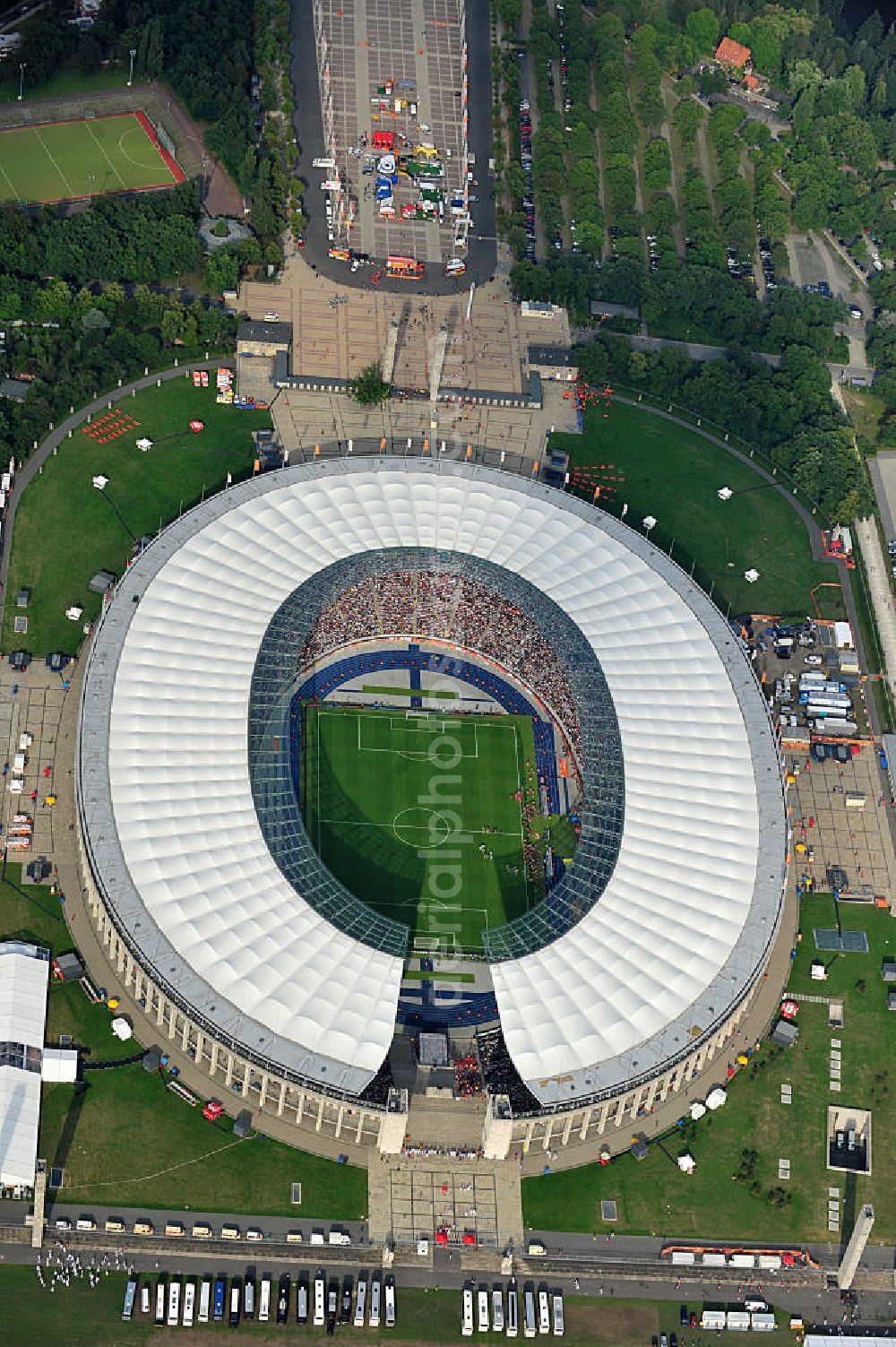 Berlin from the bird's eye view: Blick auf das Eröffnungsspiel der Fußball-Weltmeisterschaft der Frauen 2011 im Berliner Olympiastadion. Die deutsche Nationalmannschaft der Frauen trifft auf die Mannschaft Kanadas, Die 6. Fußball-Weltmeisterschaft der Frauen (offiziell: FIFA Women’s World Cup Germany 2011 / „ FIFA Frauen-Weltmeisterschaft Deutschland 2011 “) wird vom 26. Juni bis 17. Juli 2011 im Land des Titelverteidigers Deutschland ausgetragen. Opening match of the FIFA Women's World Cup 2011 in Berlin's Olympic Stadium.