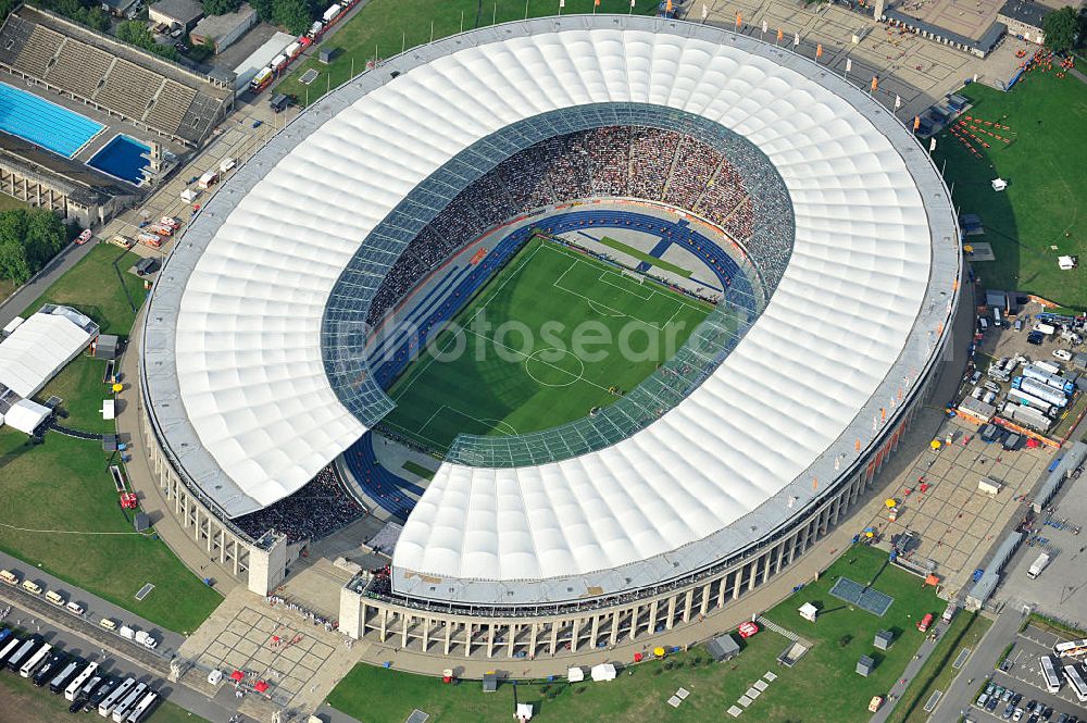 Aerial image Berlin - Blick auf das Eröffnungsspiel der Fußball-Weltmeisterschaft der Frauen 2011 im Berliner Olympiastadion. Die deutsche Nationalmannschaft der Frauen trifft auf die Mannschaft Kanadas, Die 6. Fußball-Weltmeisterschaft der Frauen (offiziell: FIFA Women’s World Cup Germany 2011 / „ FIFA Frauen-Weltmeisterschaft Deutschland 2011 “) wird vom 26. Juni bis 17. Juli 2011 im Land des Titelverteidigers Deutschland ausgetragen. Opening match of the FIFA Women's World Cup 2011 in Berlin's Olympic Stadium.