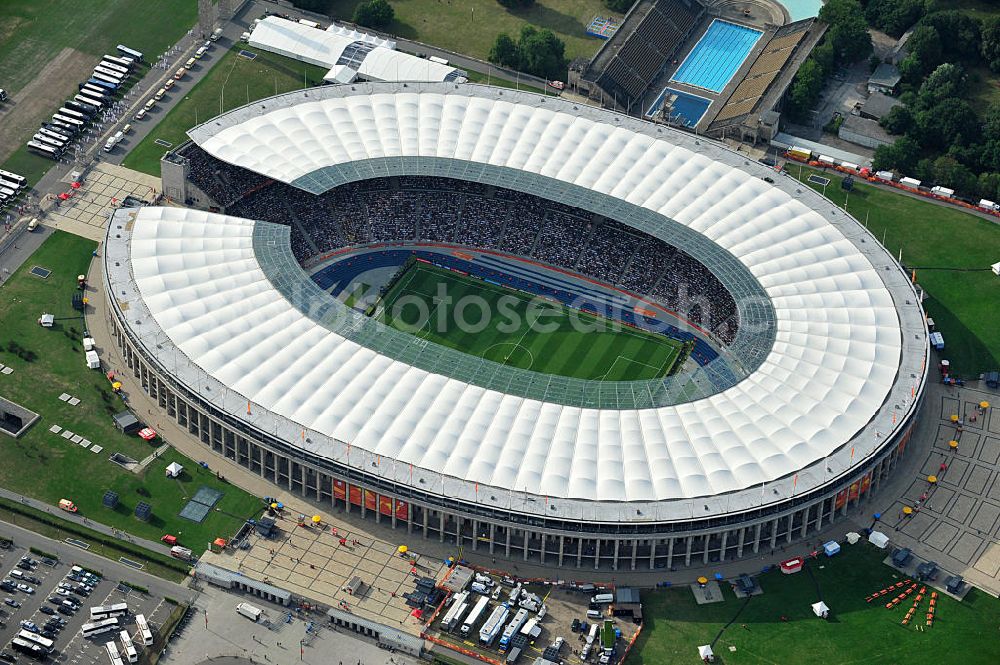 Berlin from above - Blick auf das Eröffnungsspiel der Fußball-Weltmeisterschaft der Frauen 2011 im Berliner Olympiastadion. Die deutsche Nationalmannschaft der Frauen trifft auf die Mannschaft Kanadas, Die 6. Fußball-Weltmeisterschaft der Frauen (offiziell: FIFA Women’s World Cup Germany 2011 / „ FIFA Frauen-Weltmeisterschaft Deutschland 2011 “) wird vom 26. Juni bis 17. Juli 2011 im Land des Titelverteidigers Deutschland ausgetragen. Opening match of the FIFA Women's World Cup 2011 in Berlin's Olympic Stadium.