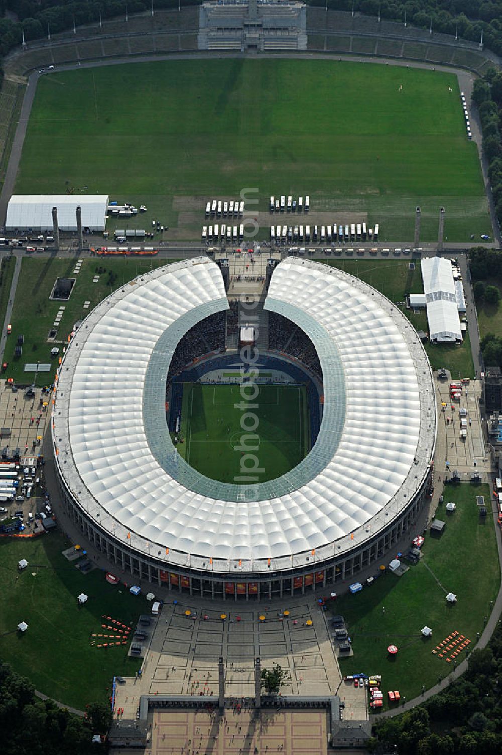 Berlin from the bird's eye view: Blick auf das Eröffnungsspiel der Fußball-Weltmeisterschaft der Frauen 2011 im Berliner Olympiastadion. Die deutsche Nationalmannschaft der Frauen trifft auf die Mannschaft Kanadas, Die 6. Fußball-Weltmeisterschaft der Frauen (offiziell: FIFA Women’s World Cup Germany 2011 / „ FIFA Frauen-Weltmeisterschaft Deutschland 2011 “) wird vom 26. Juni bis 17. Juli 2011 im Land des Titelverteidigers Deutschland ausgetragen. Opening match of the FIFA Women's World Cup 2011 in Berlin's Olympic Stadium.