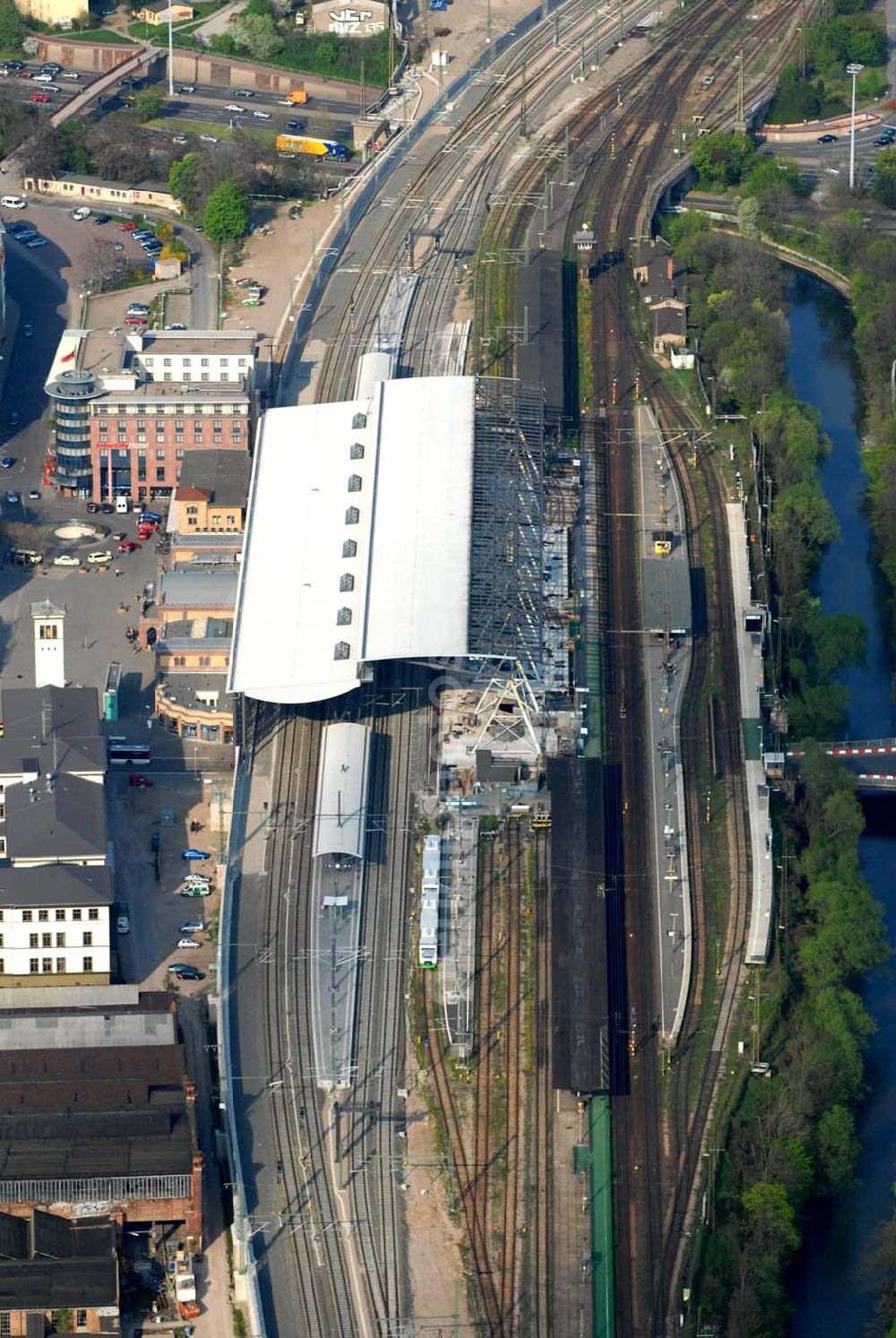 Aerial image Erfurt - Erfurter Hauptbahnhof. Er Bahnhof wird zu Zeit für die neue ICE-Trasse Berlin-Erfurt-München umgebaut. So gibt es bereits eine Glasüberdachung der Gleise 1 und 2, eine Einkaufspassage im erdgeschoss und eine Tiefgarage. Bis 2007 sollen auch noch die restlichen gleis mit Glas überdacht und neu gebaut werden. Kontakt (Presse): Deutsche Bahn AG, Kommunikation Sachsen / Sachsen-Anhalt / Thüringen, Dohnanyistr. 11, 04103 Leipzig, Medienbetreuung.Leipzig@bahn.de,