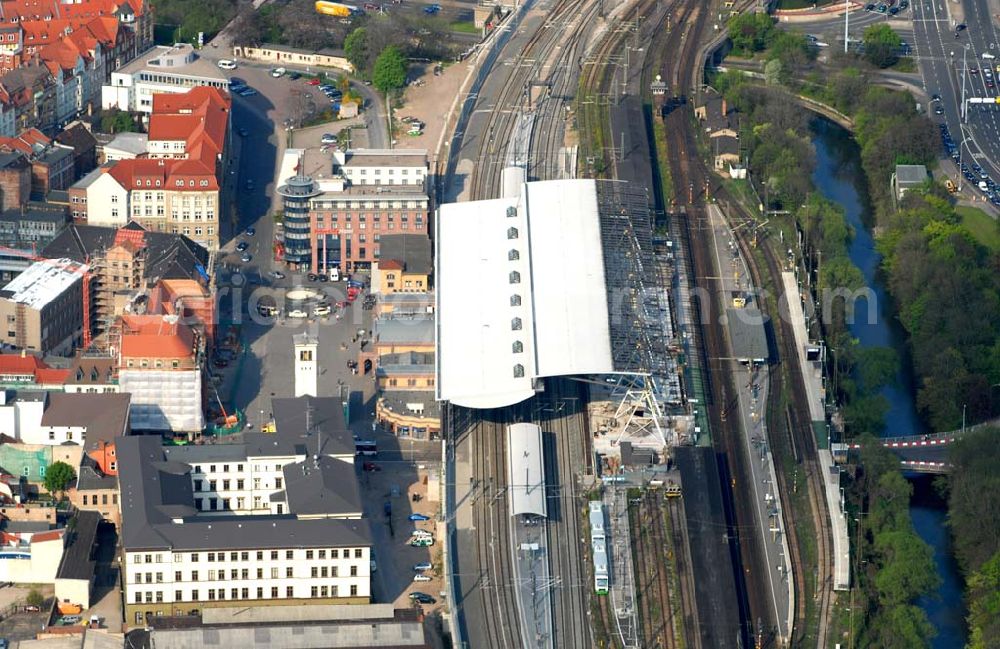 Erfurt from above - Erfurter Hauptbahnhof. Er Bahnhof wird zu Zeit für die neue ICE-Trasse Berlin-Erfurt-München umgebaut. So gibt es bereits eine Glasüberdachung der Gleise 1 und 2, eine Einkaufspassage im erdgeschoss und eine Tiefgarage. Bis 2007 sollen auch noch die restlichen gleis mit Glas überdacht und neu gebaut werden. Kontakt (Presse): Deutsche Bahn AG, Kommunikation Sachsen / Sachsen-Anhalt / Thüringen, Dohnanyistr. 11, 04103 Leipzig, Medienbetreuung.Leipzig@bahn.de,