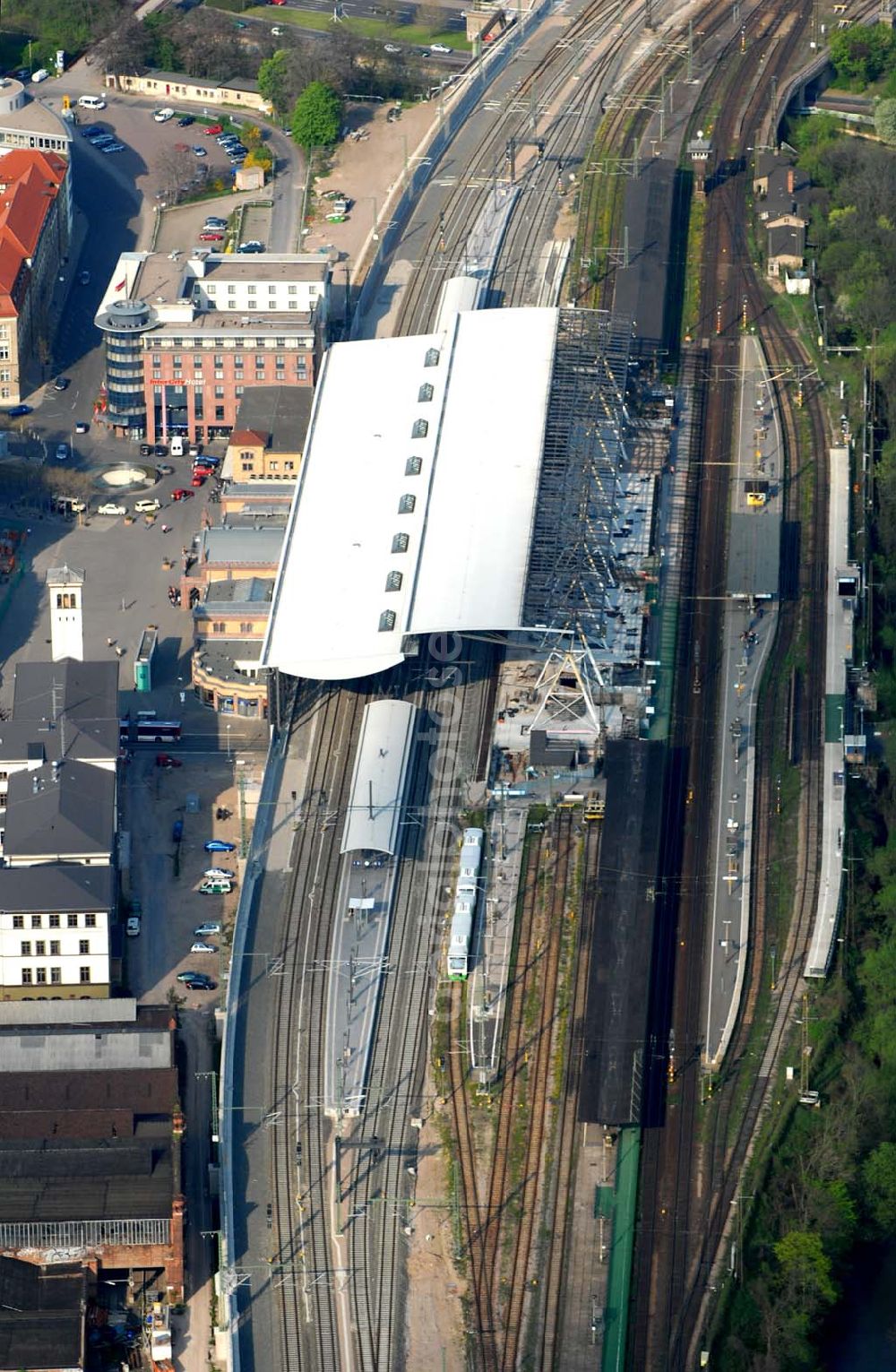 Aerial image Erfurt - Erfurter Hauptbahnhof. Er Bahnhof wird zu Zeit für die neue ICE-Trasse Berlin-Erfurt-München umgebaut. So gibt es bereits eine Glasüberdachung der Gleise 1 und 2, eine Einkaufspassage im erdgeschoss und eine Tiefgarage. Bis 2007 sollen auch noch die restlichen gleis mit Glas überdacht und neu gebaut werden. Kontakt (Presse): Deutsche Bahn AG, Kommunikation Sachsen / Sachsen-Anhalt / Thüringen, Dohnanyistr. 11, 04103 Leipzig, Medienbetreuung.Leipzig@bahn.de,